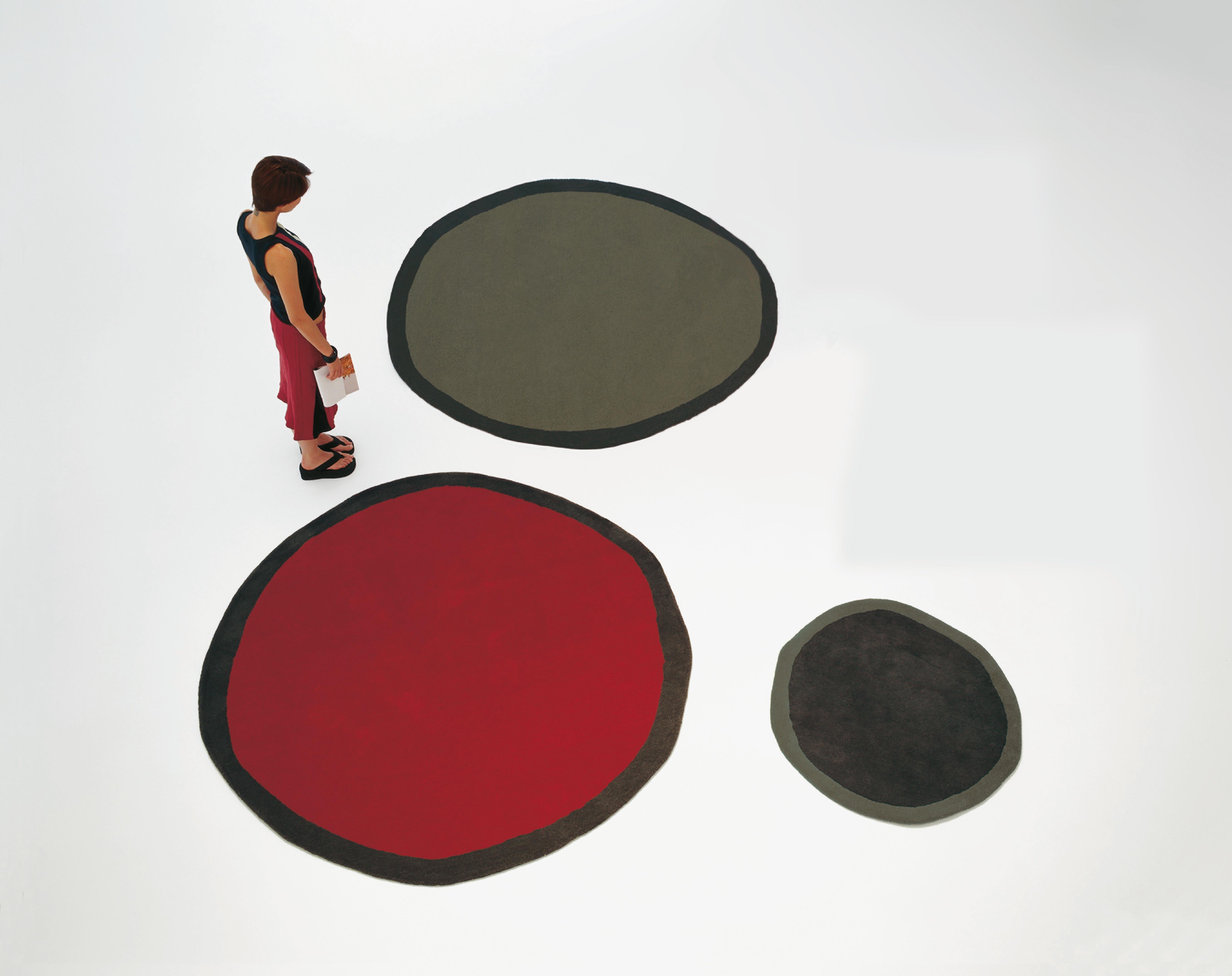 Kleiner runder Nanimarquina-Teppich 'Aros' in Schwarz und Grau. Hergestellt aus 100% handgetufteter neuseeländischer Wolle. 

Dieses geometrische Muster aus kontrastierenden Farben ist ein Teppich, der niemals exakt oder symmetrisch ist. Seine