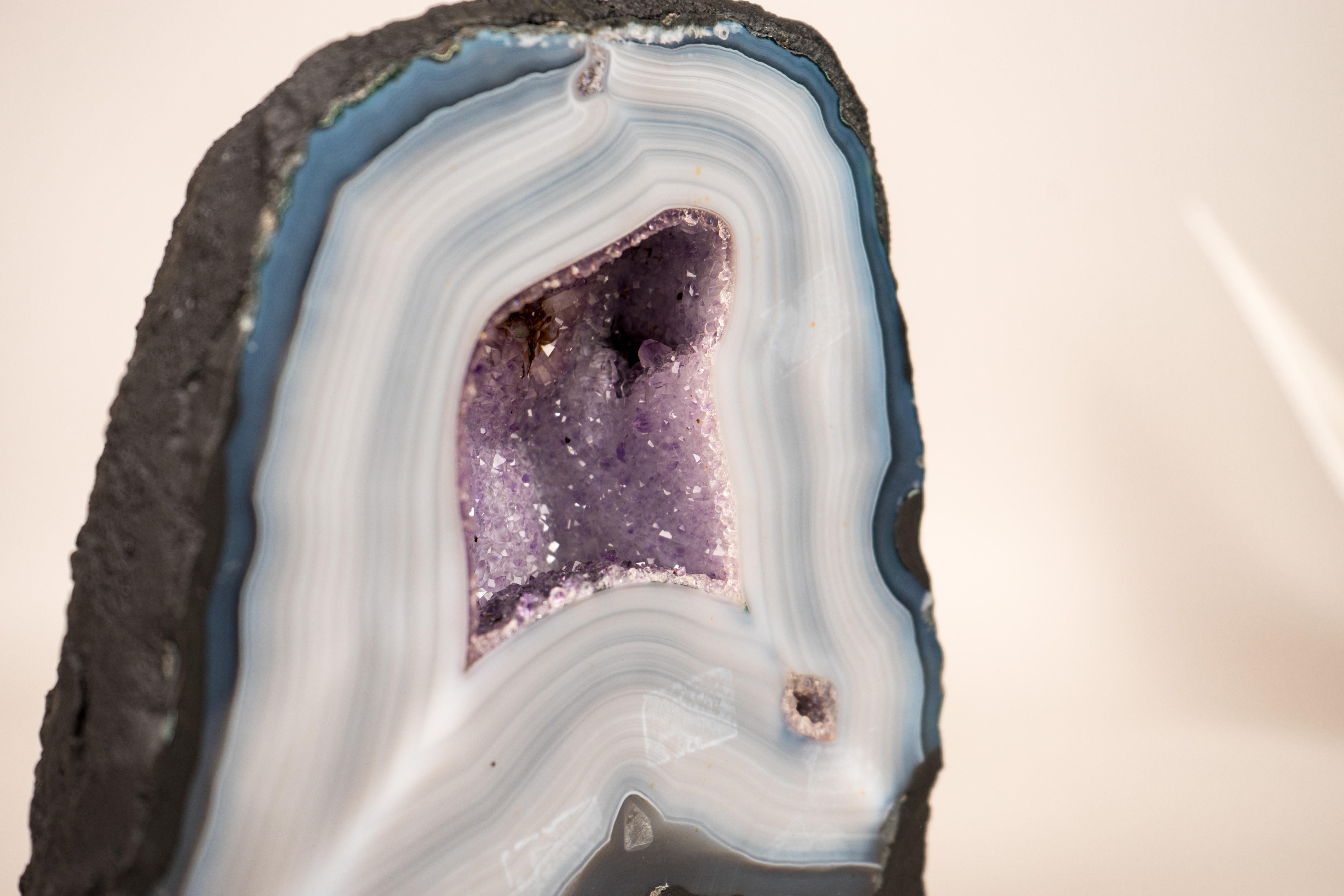Kleiner natürlicher blauer & weißer Spitzenachat Geode im Angebot 4