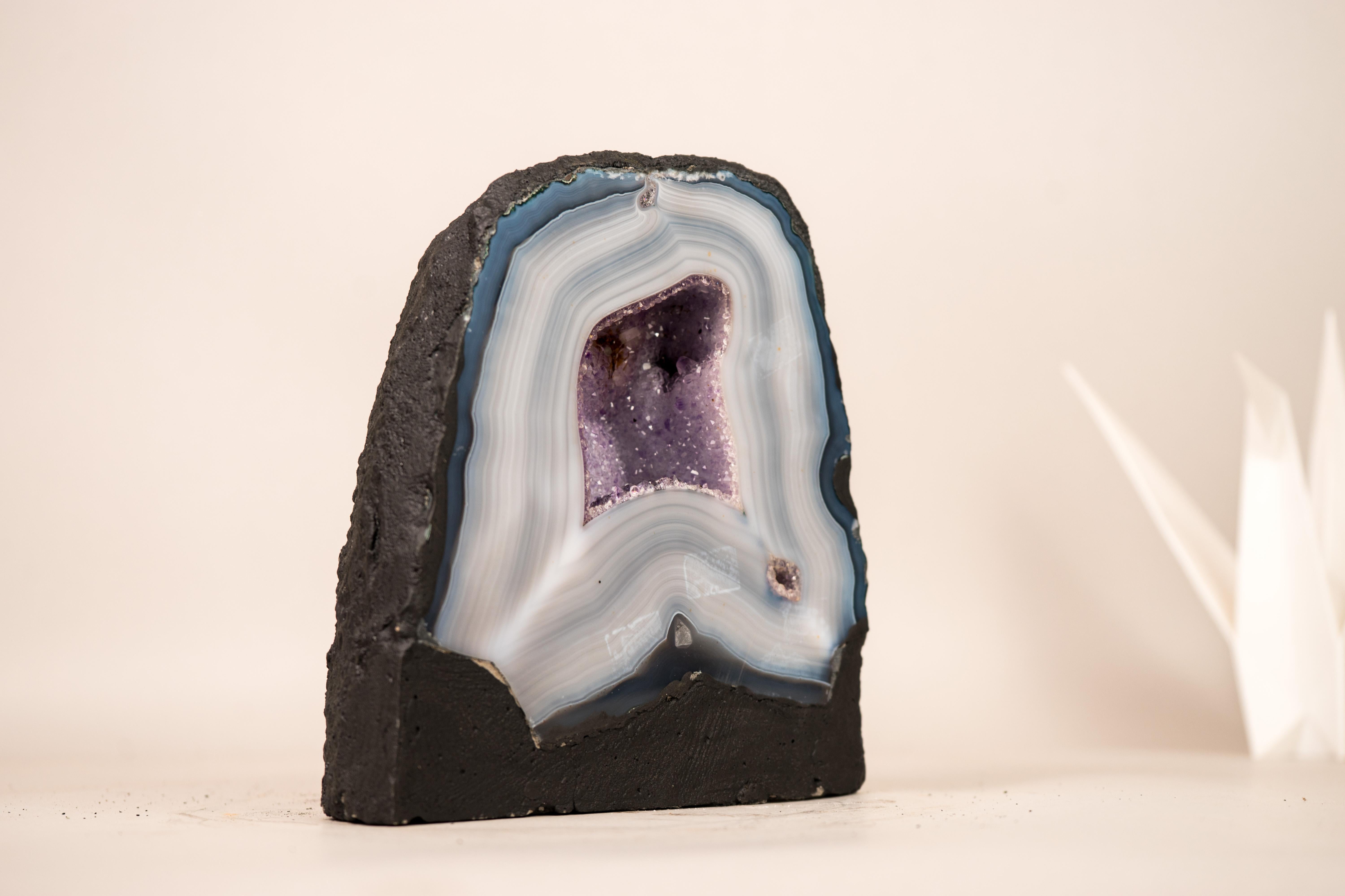 Kunstwerke der Nature: Seltene blau-weiße Spitzenachat-Geode mit gestreiften Mustern

Beschreibung

Achatgeoden können in denselben brasilianischen Minen gefunden werden wie Amethyste, aber sie sind weniger häufig und selten so schön. Dieses