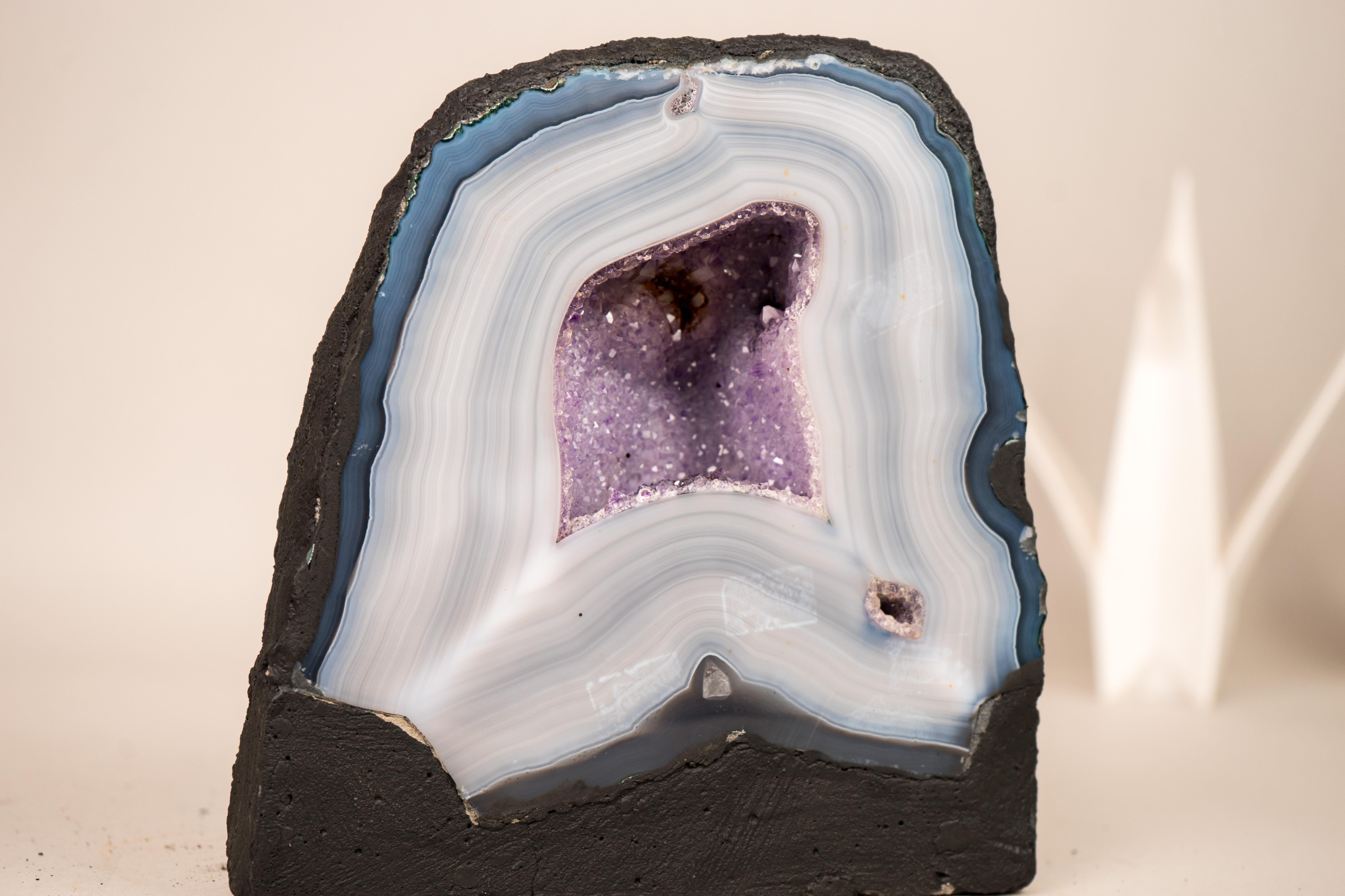 Kleiner natürlicher blauer & weißer Spitzenachat Geode (Brasilianisch) im Angebot
