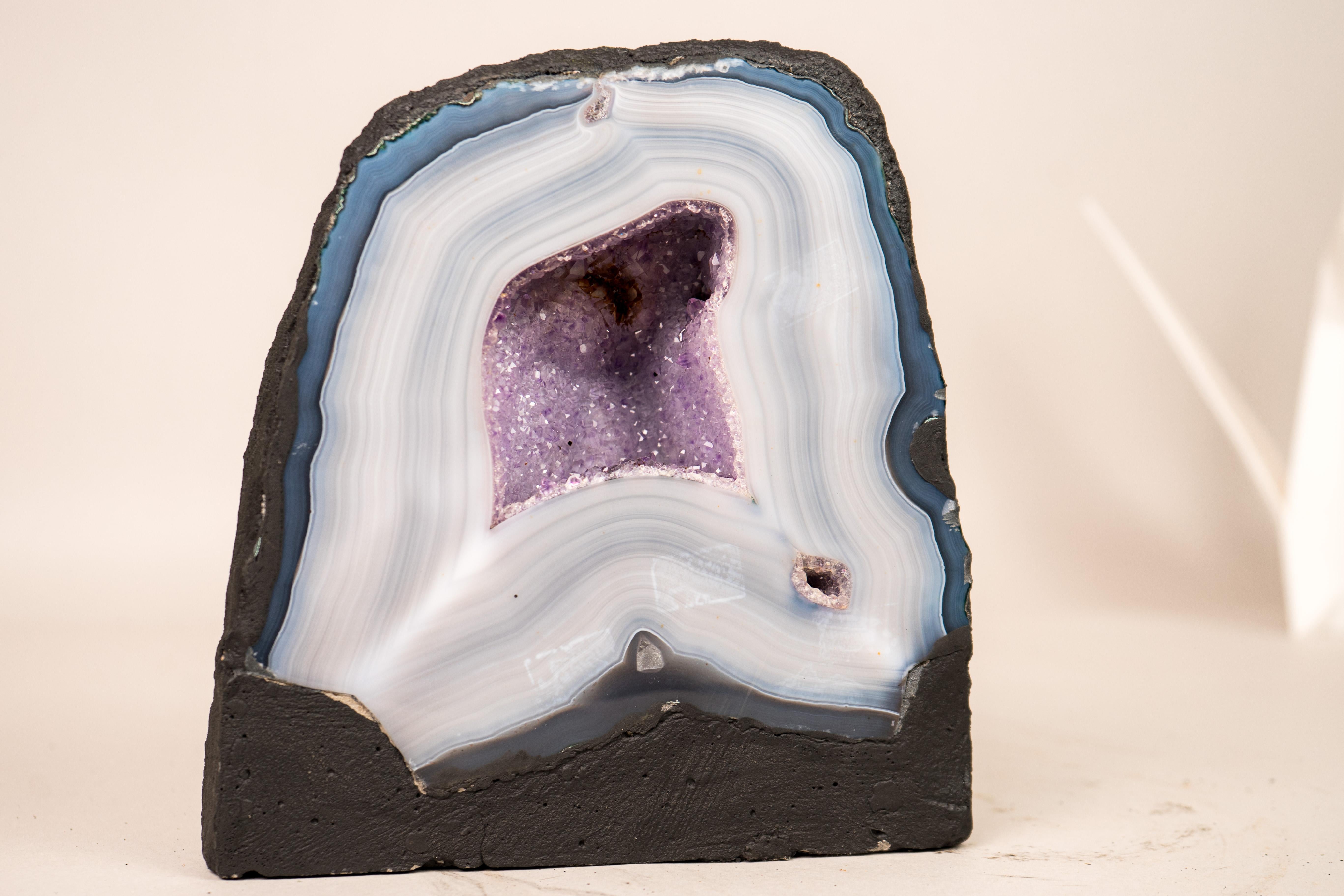 Kleiner natürlicher blauer & weißer Spitzenachat Geode (21. Jahrhundert und zeitgenössisch) im Angebot
