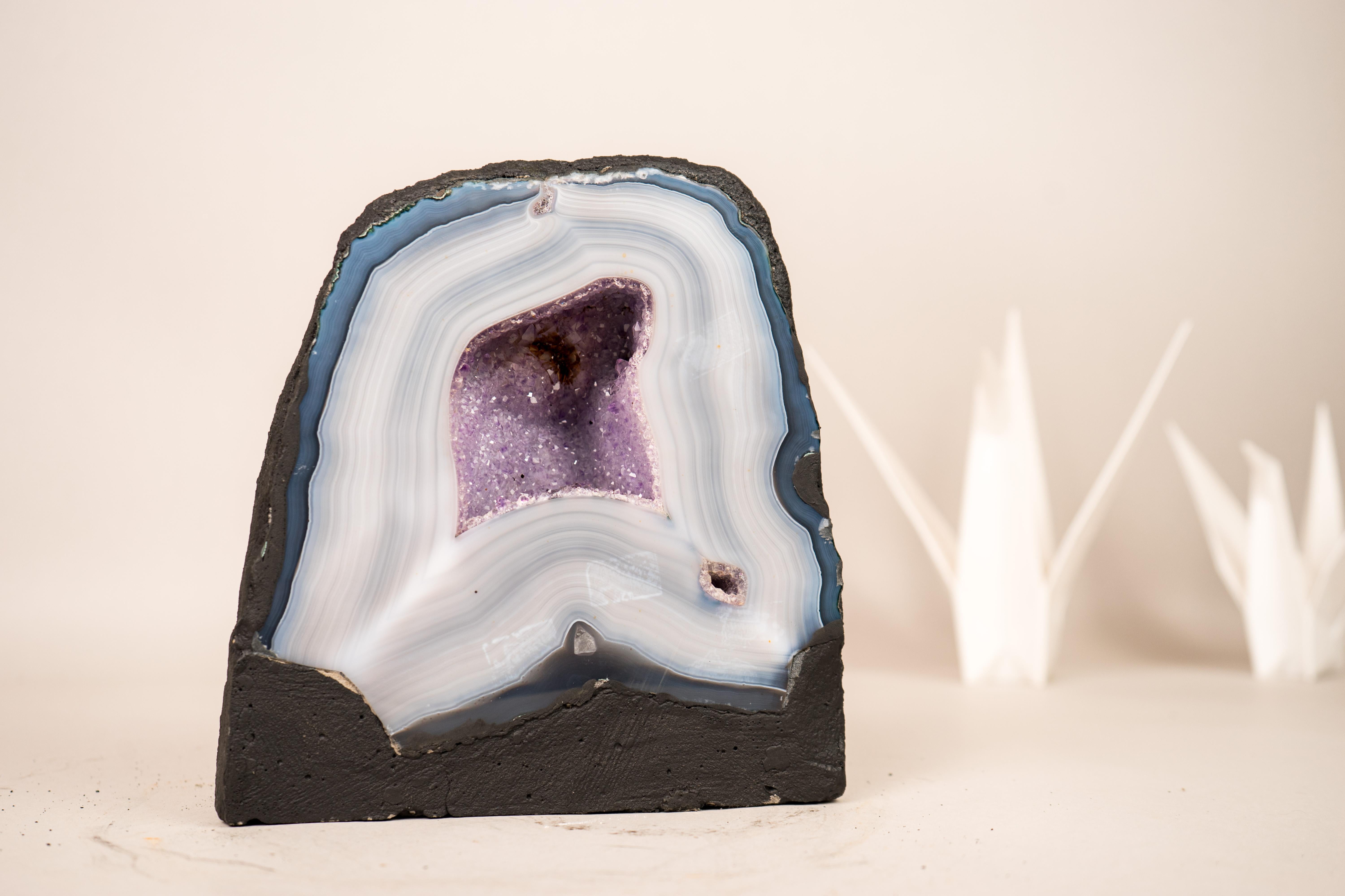 Kleiner natürlicher blauer & weißer Spitzenachat Geode (Kristall) im Angebot