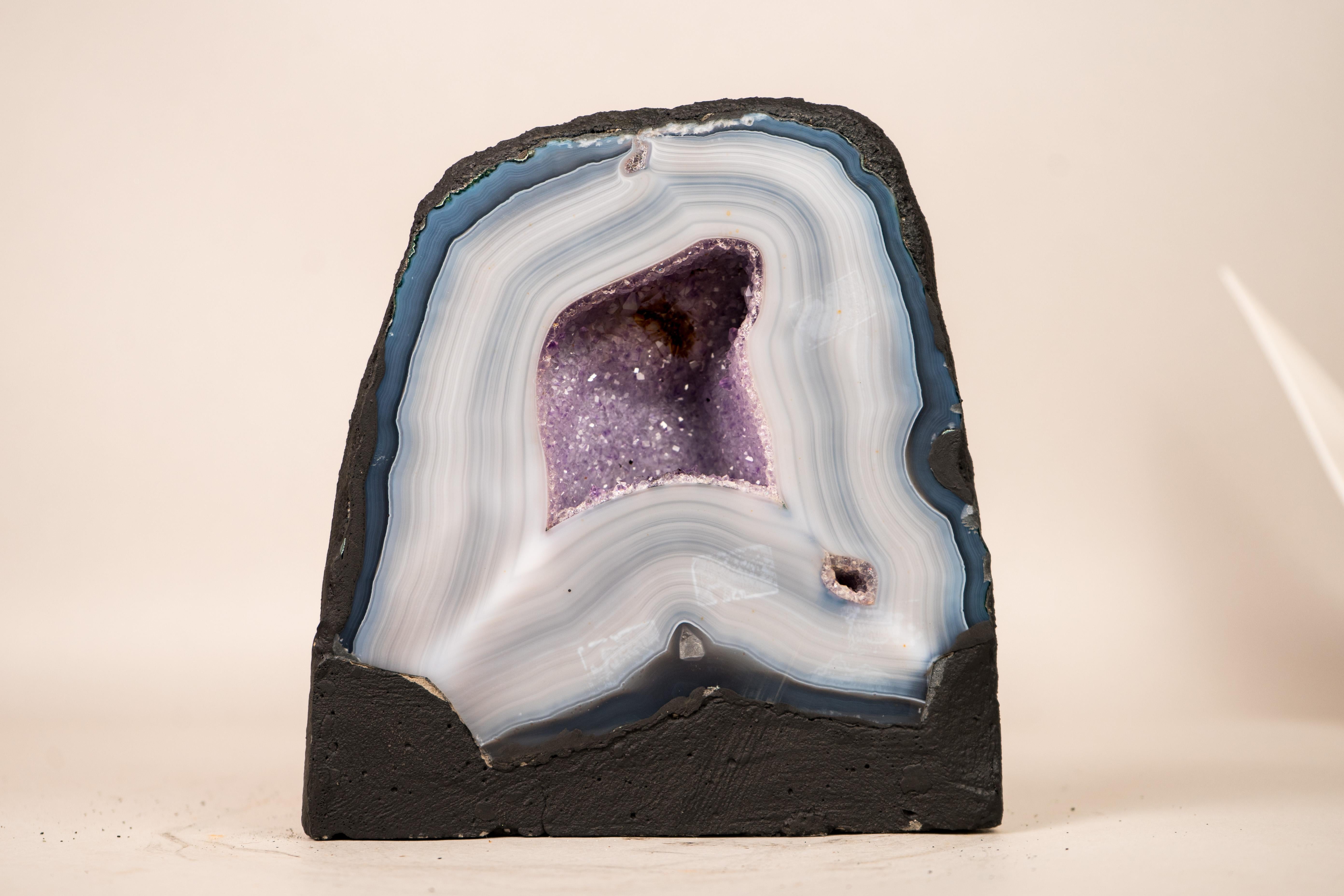Kleiner natürlicher blauer & weißer Spitzenachat Geode im Angebot 1