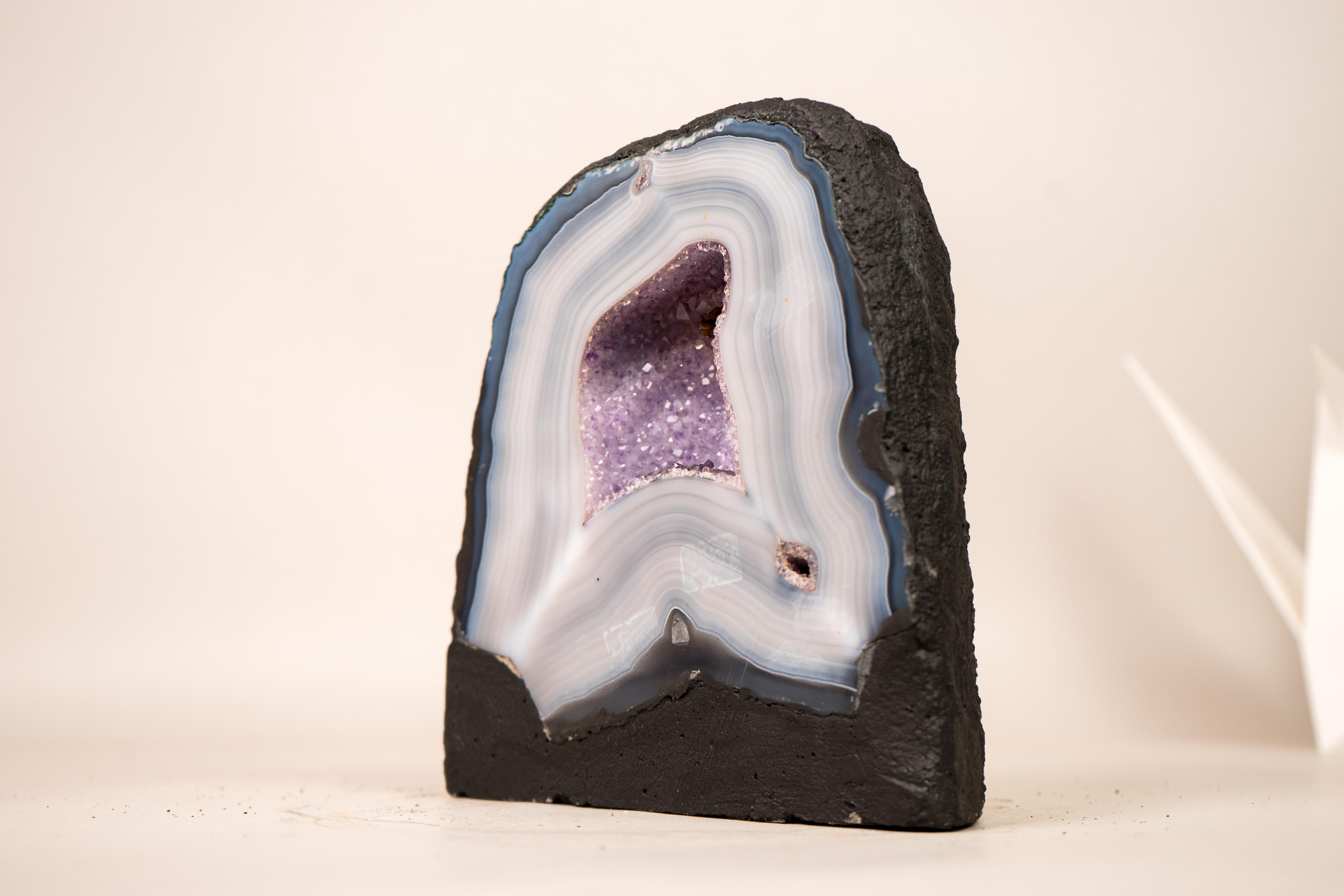 Kleiner natürlicher blauer & weißer Spitzenachat Geode im Angebot 2