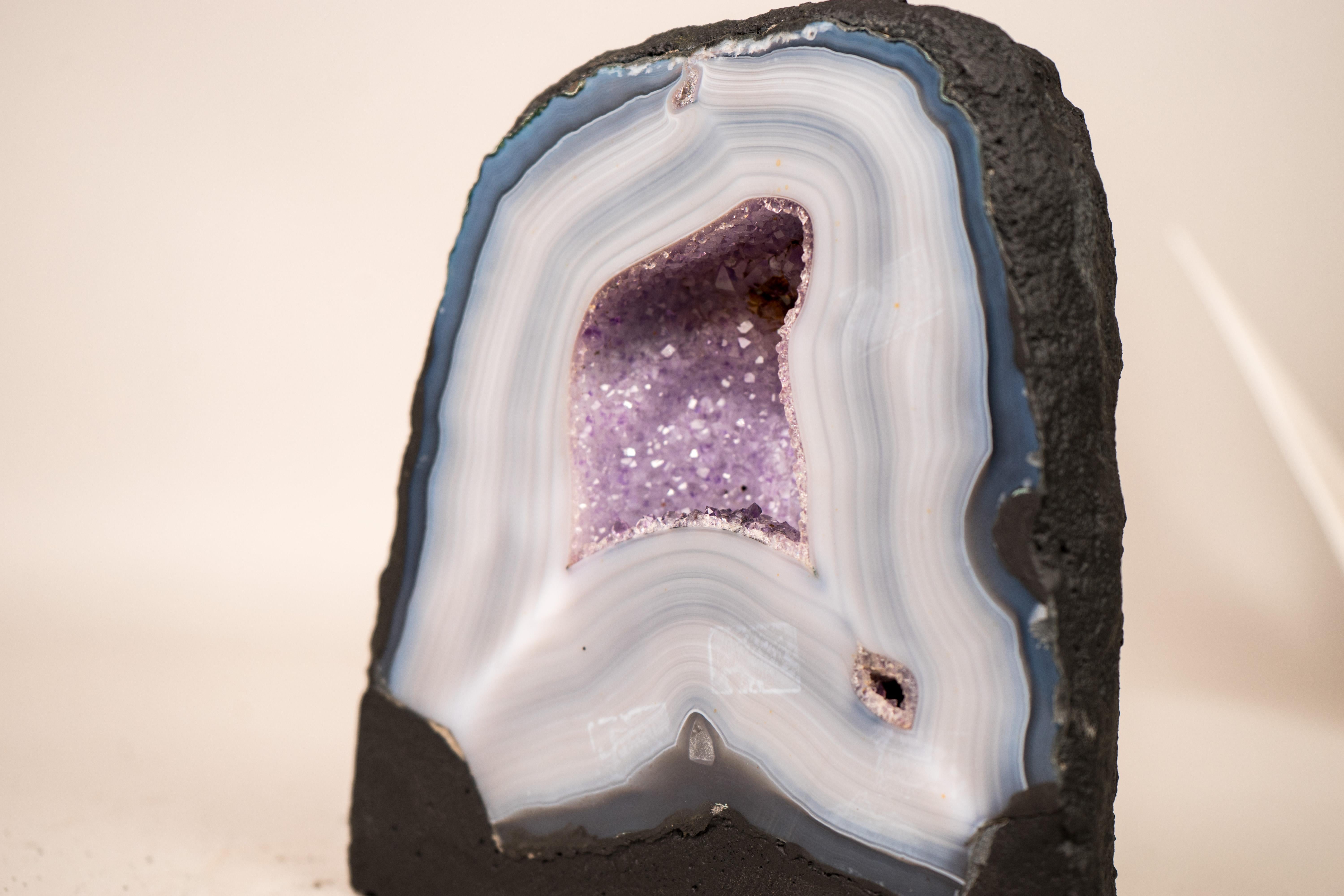Kleiner natürlicher blauer & weißer Spitzenachat Geode im Angebot 3
