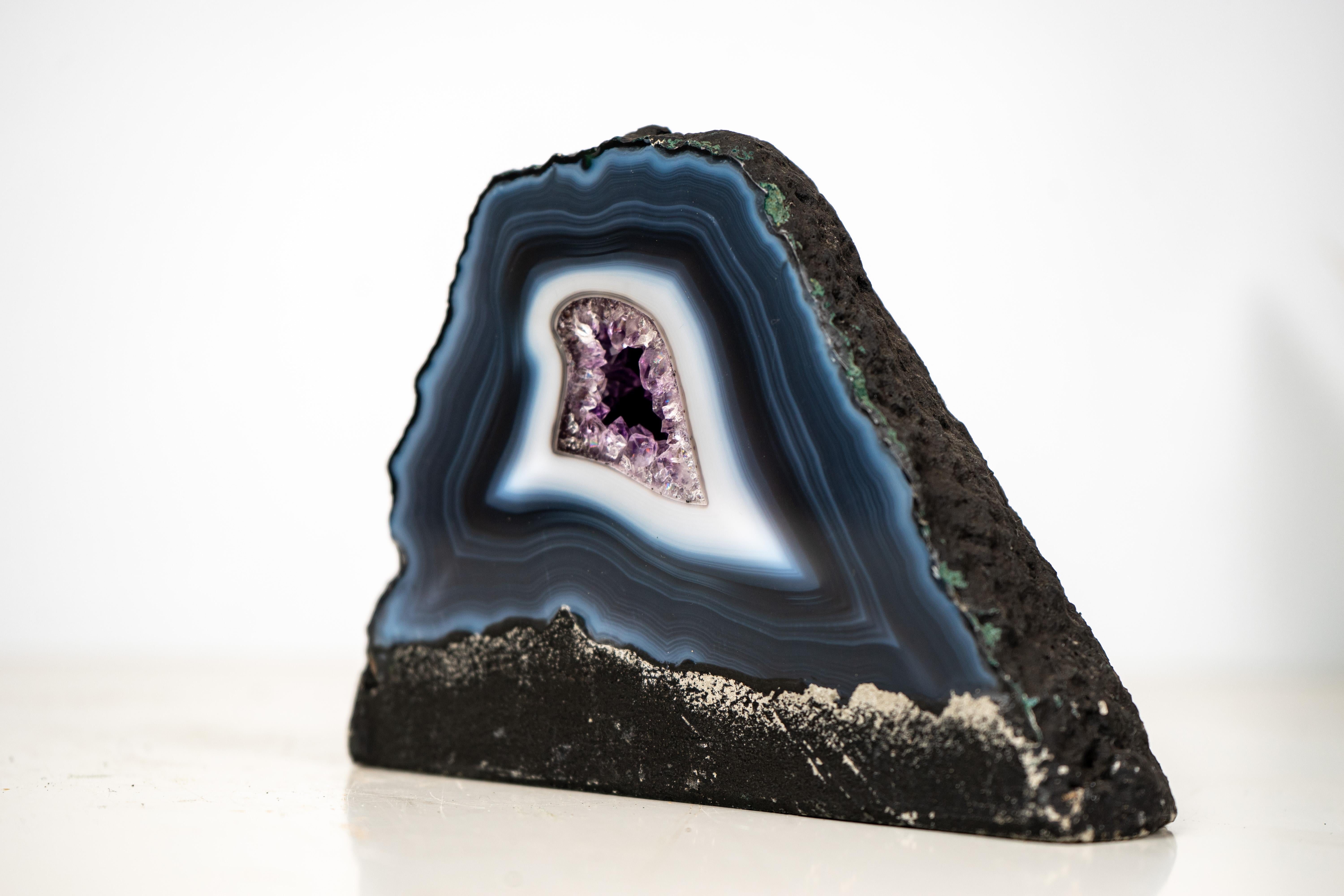 Pequeña Geoda Natural de Ágata Encaje Azul Oscuro con Bandas de Ágata Azul y Blanca en venta 4