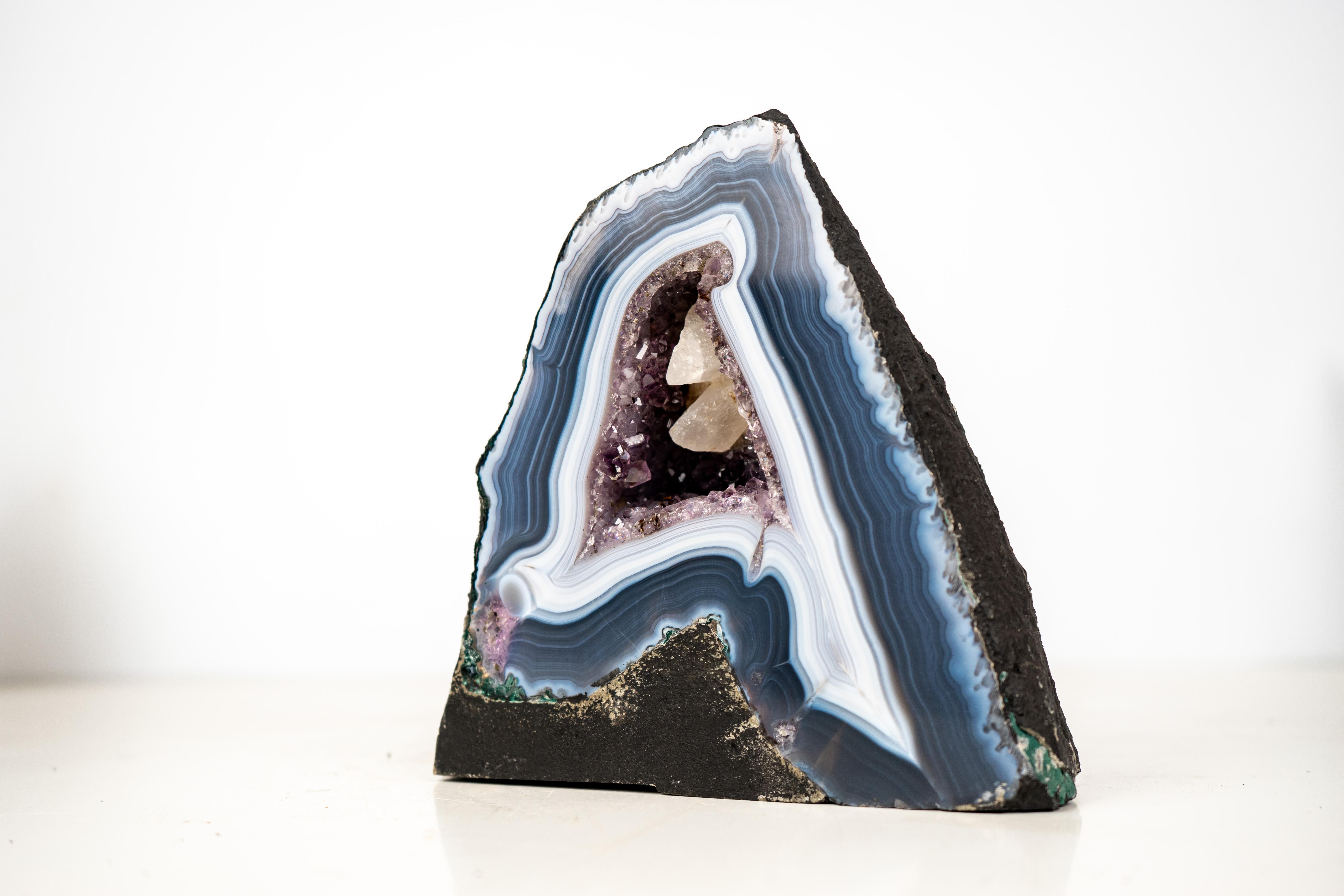 Kleine natürliche dunkelblaue Spitzenachat-Geode mit blauen und weißen Achatbändern im Angebot 4