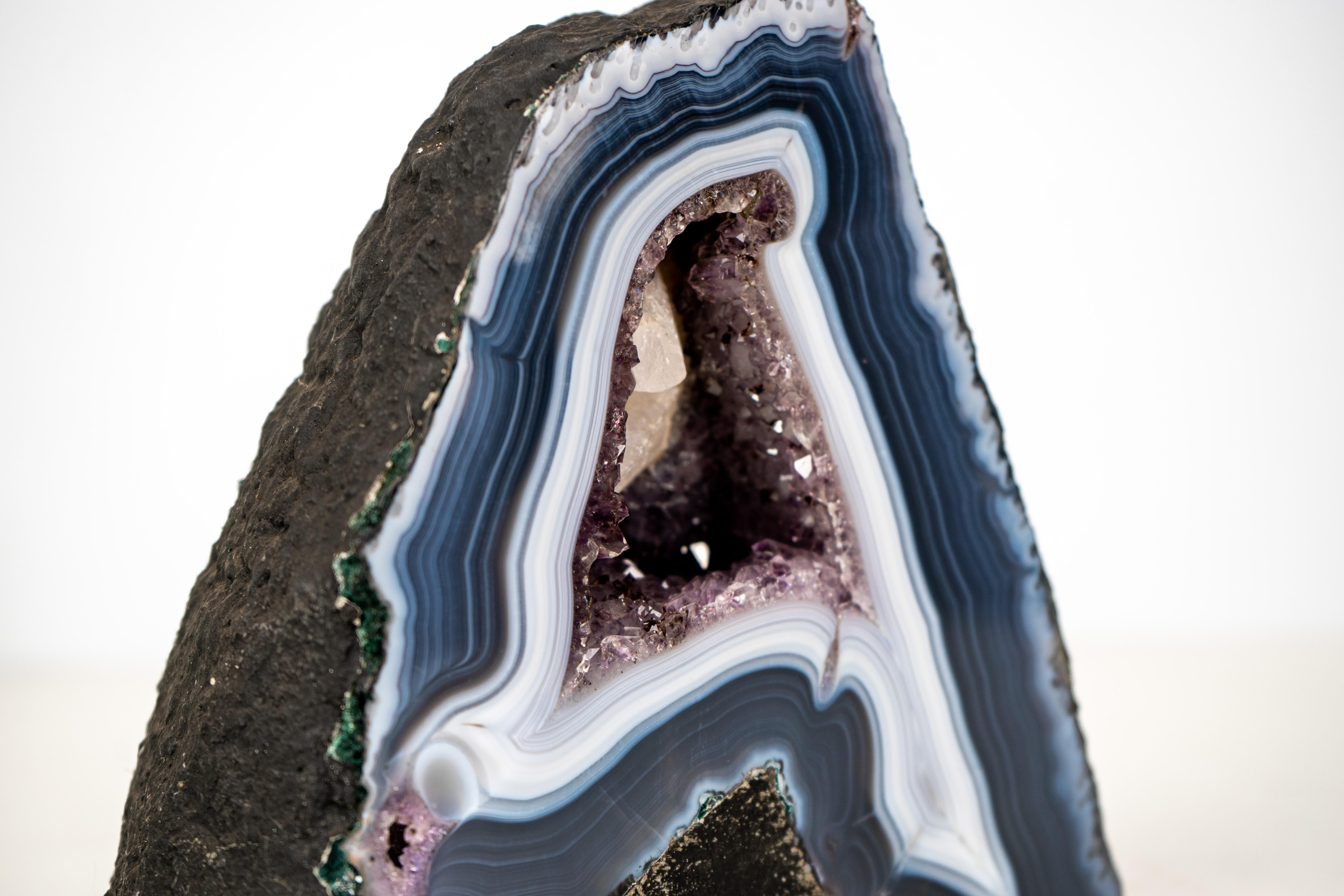 Kleine natürliche dunkelblaue Spitzenachat-Geode mit blauen und weißen Achatbändern im Angebot 5