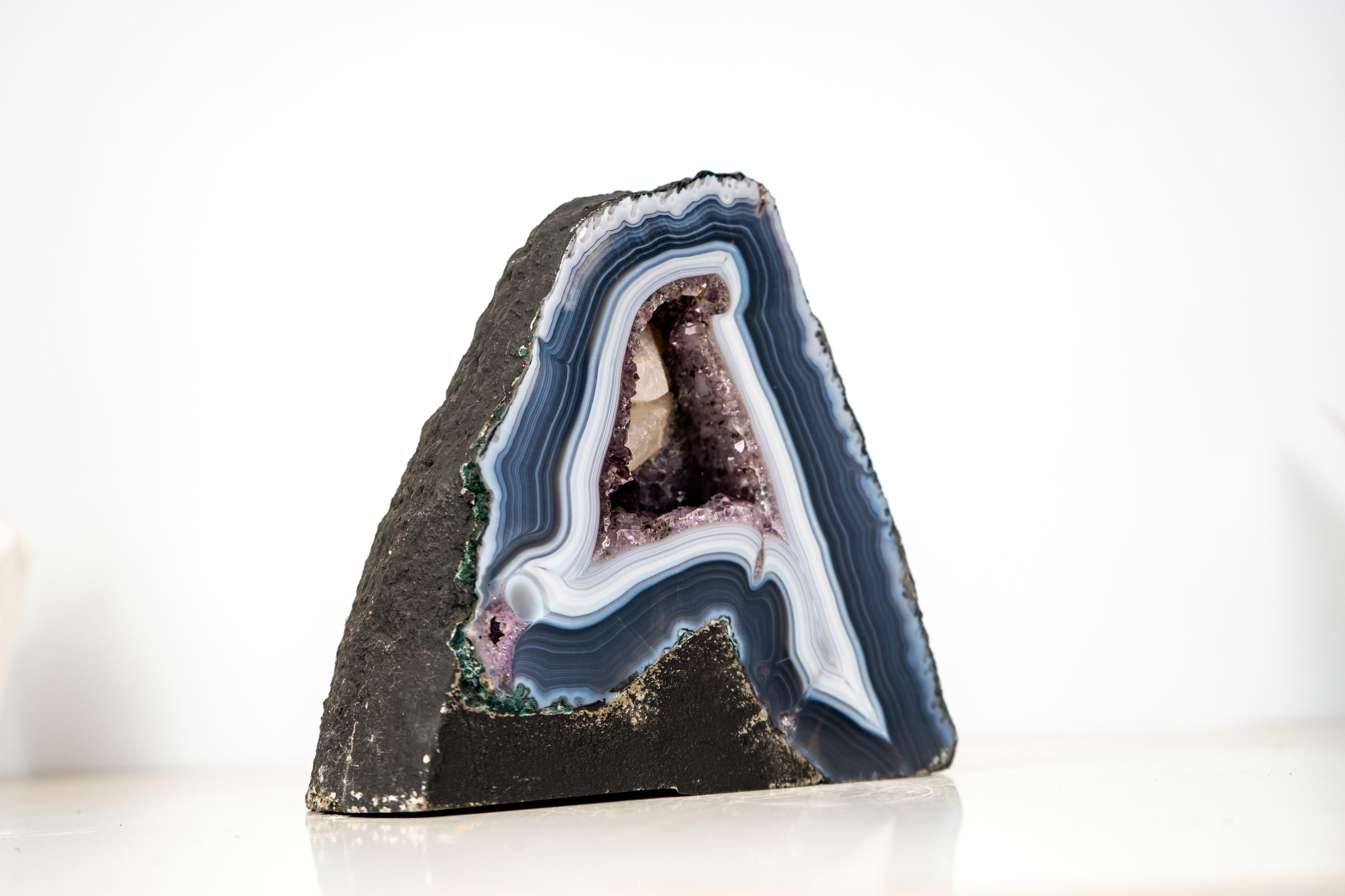 Wunderschöne kleine dunkelblaue Spitzenachat-Geode mit Amethyst-Druzy und Calcit-Einschlüssen

▫️ Beschreibung

Eine wunderschöne kleine Achatgeode mit natürlichen dunkelblauen Achatspitzen (auch bekannt als Blue Lace Achat) und einem