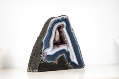 Pequeña Geoda Natural de Ágata Encaje Azul Oscuro con Bandas de Ágata Azul y Blanca