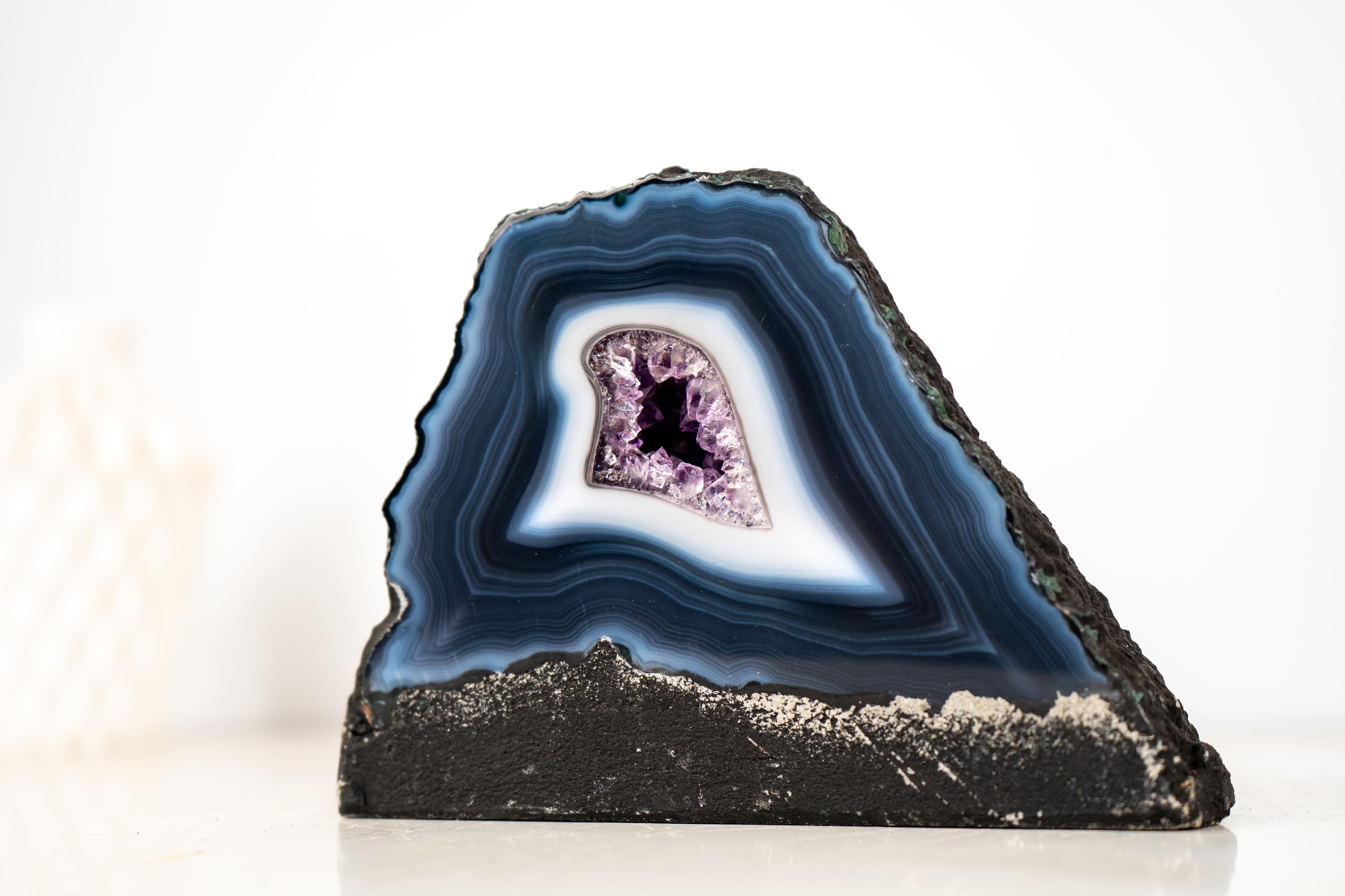 Pequeña Geoda Natural de Ágata Encaje Azul Oscuro con Bandas de Ágata Azul y Blanca Brasileño en venta