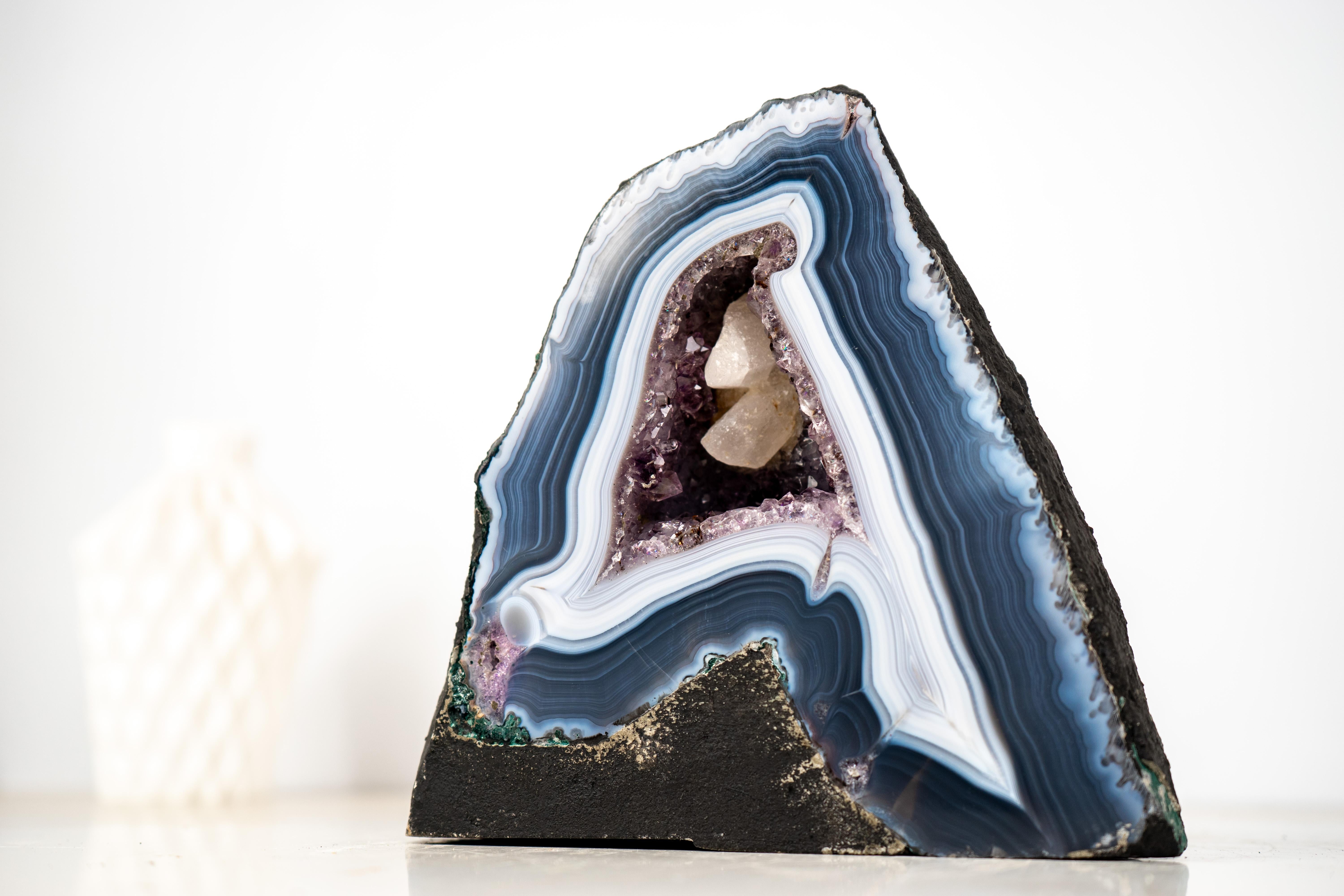 Kleine natürliche dunkelblaue Spitzenachat-Geode mit blauen und weißen Achatbändern (Brasilianisch) im Angebot