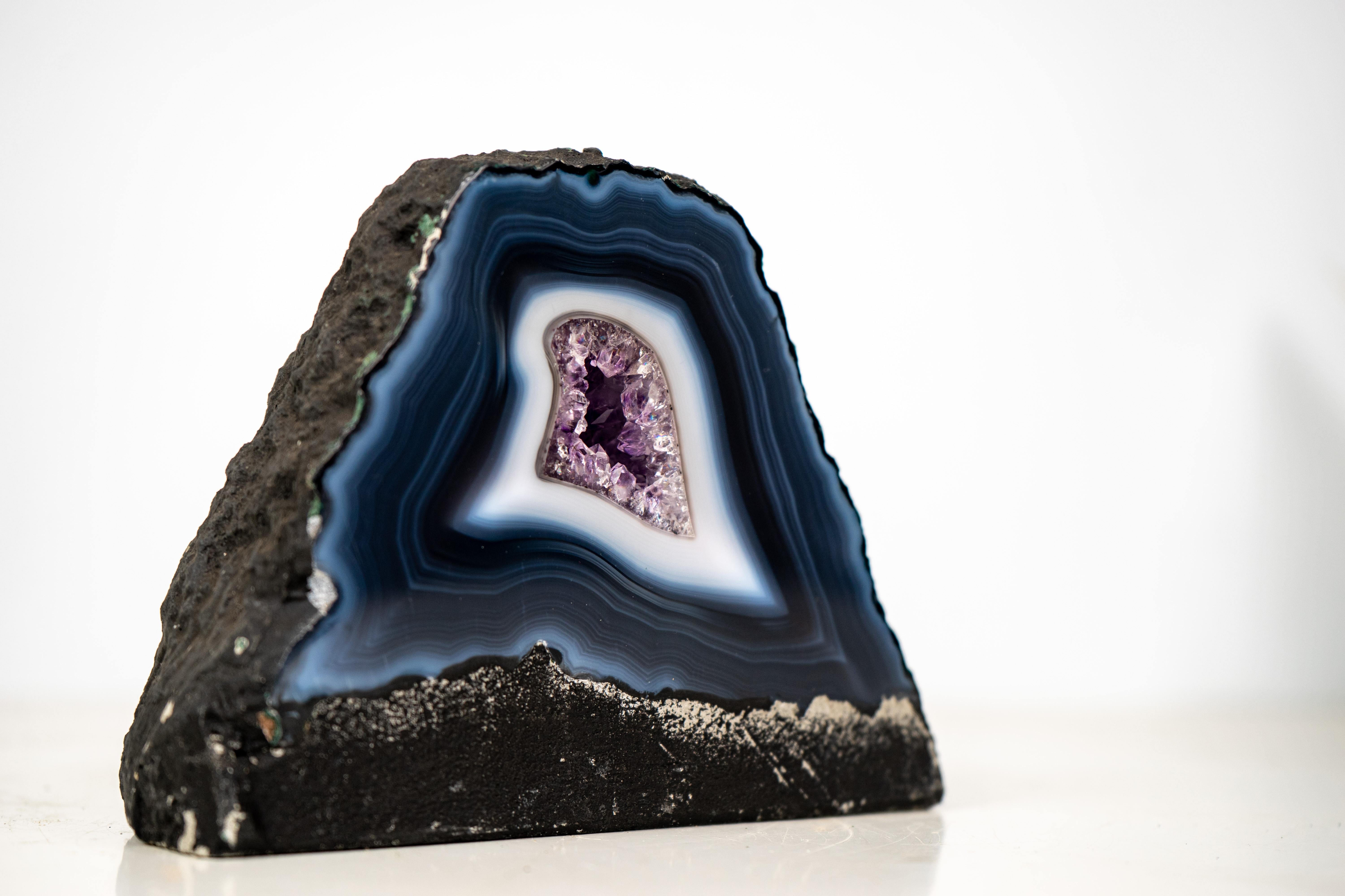 Pequeña Geoda Natural de Ágata Encaje Azul Oscuro con Bandas de Ágata Azul y Blanca en Nuevo estado para la venta en Ametista Do Sul, BR