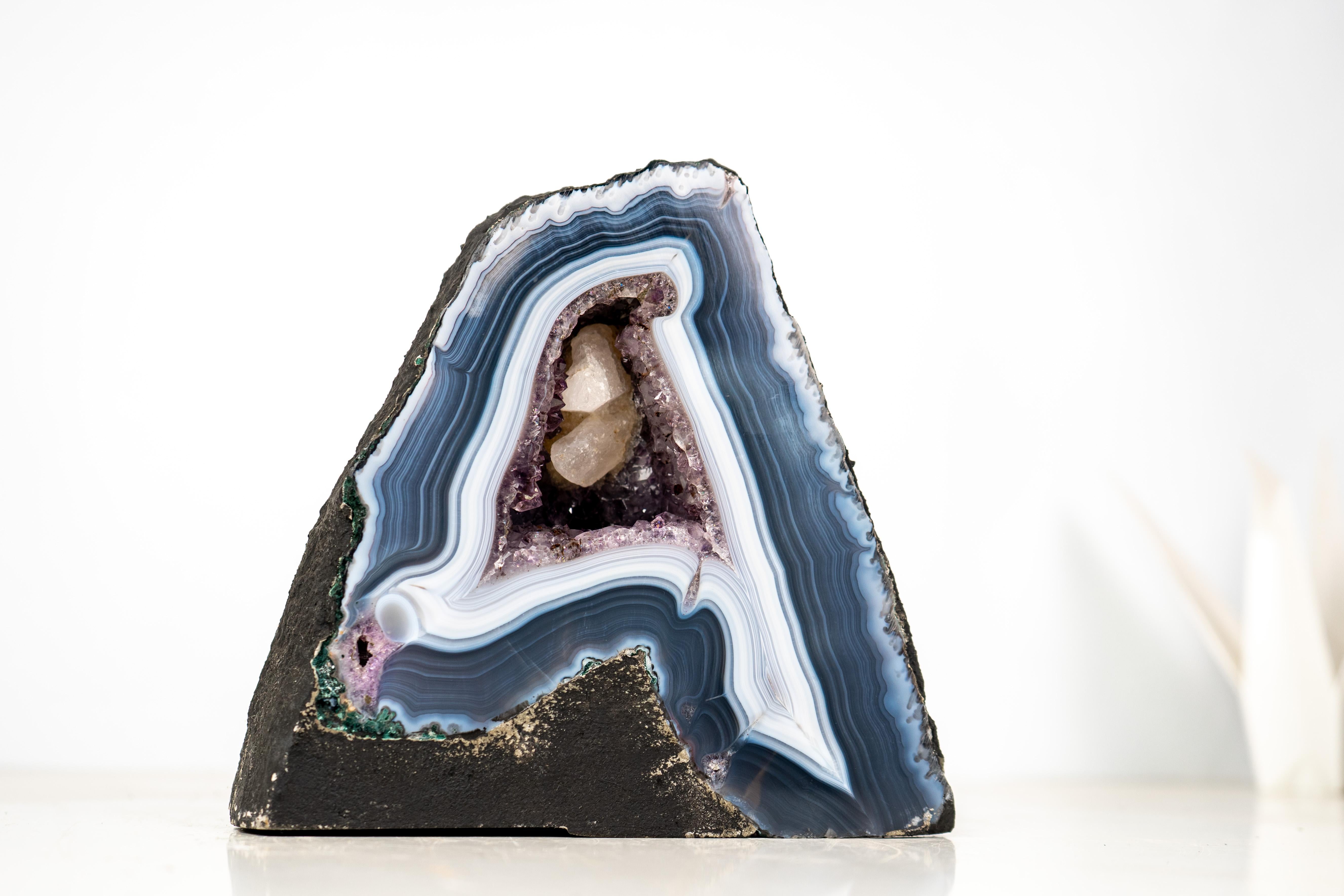 Kleine natürliche dunkelblaue Spitzenachat-Geode mit blauen und weißen Achatbändern im Zustand „Neu“ im Angebot in Ametista Do Sul, BR
