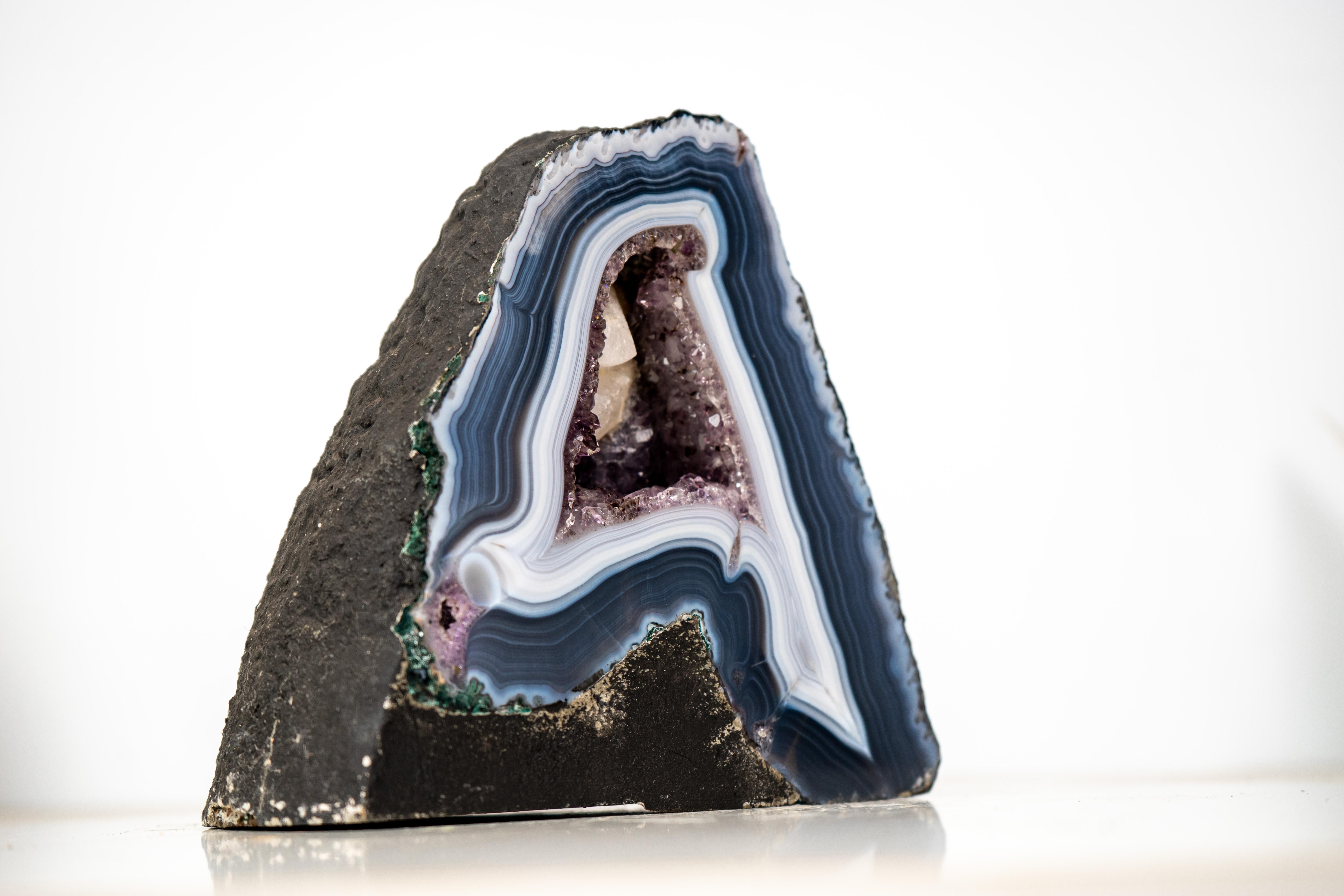 Kleine natürliche dunkelblaue Spitzenachat-Geode mit blauen und weißen Achatbändern (21. Jahrhundert und zeitgenössisch) im Angebot