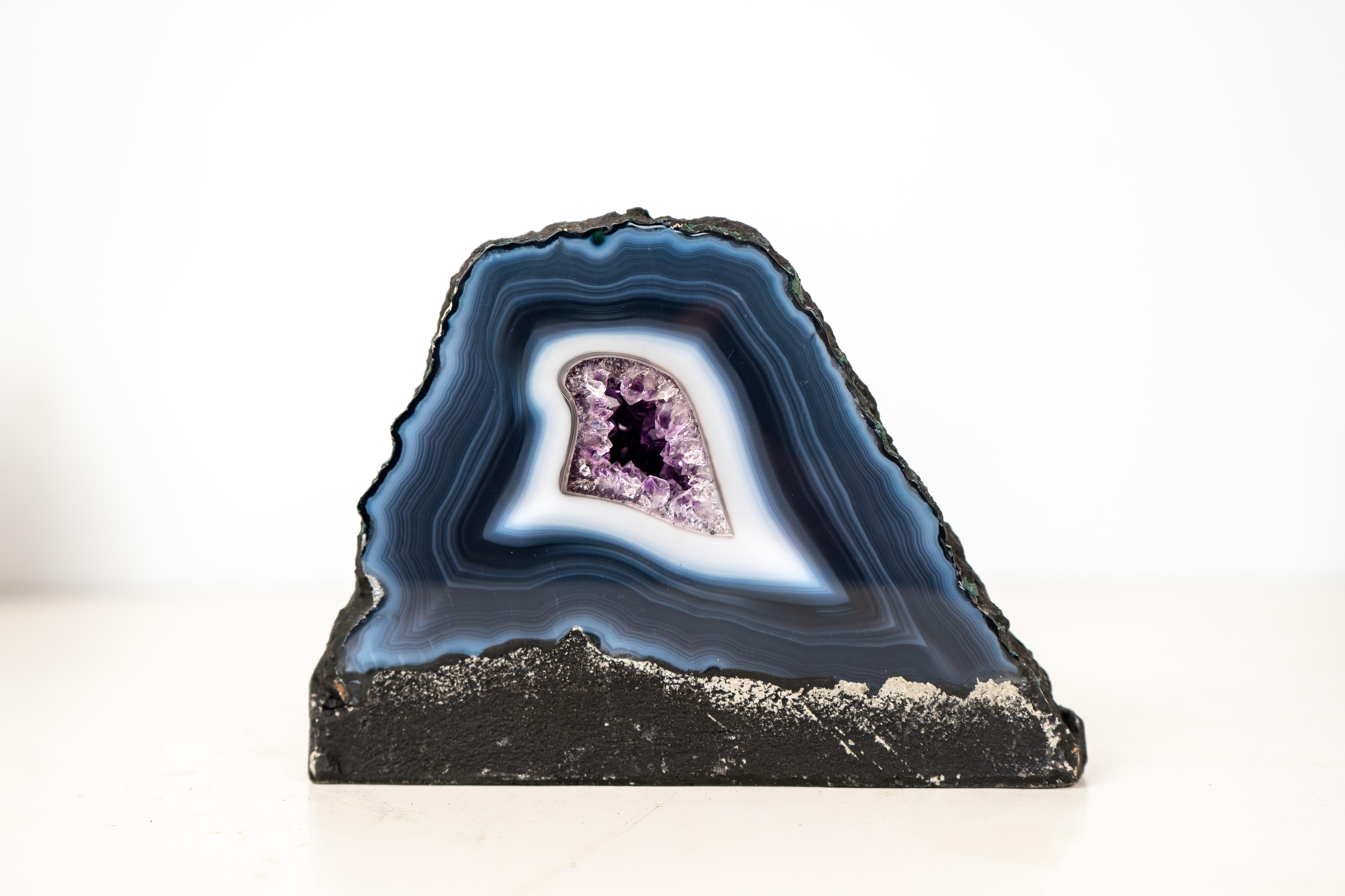 Pequeña Geoda Natural de Ágata Encaje Azul Oscuro con Bandas de Ágata Azul y Blanca Cristal en venta