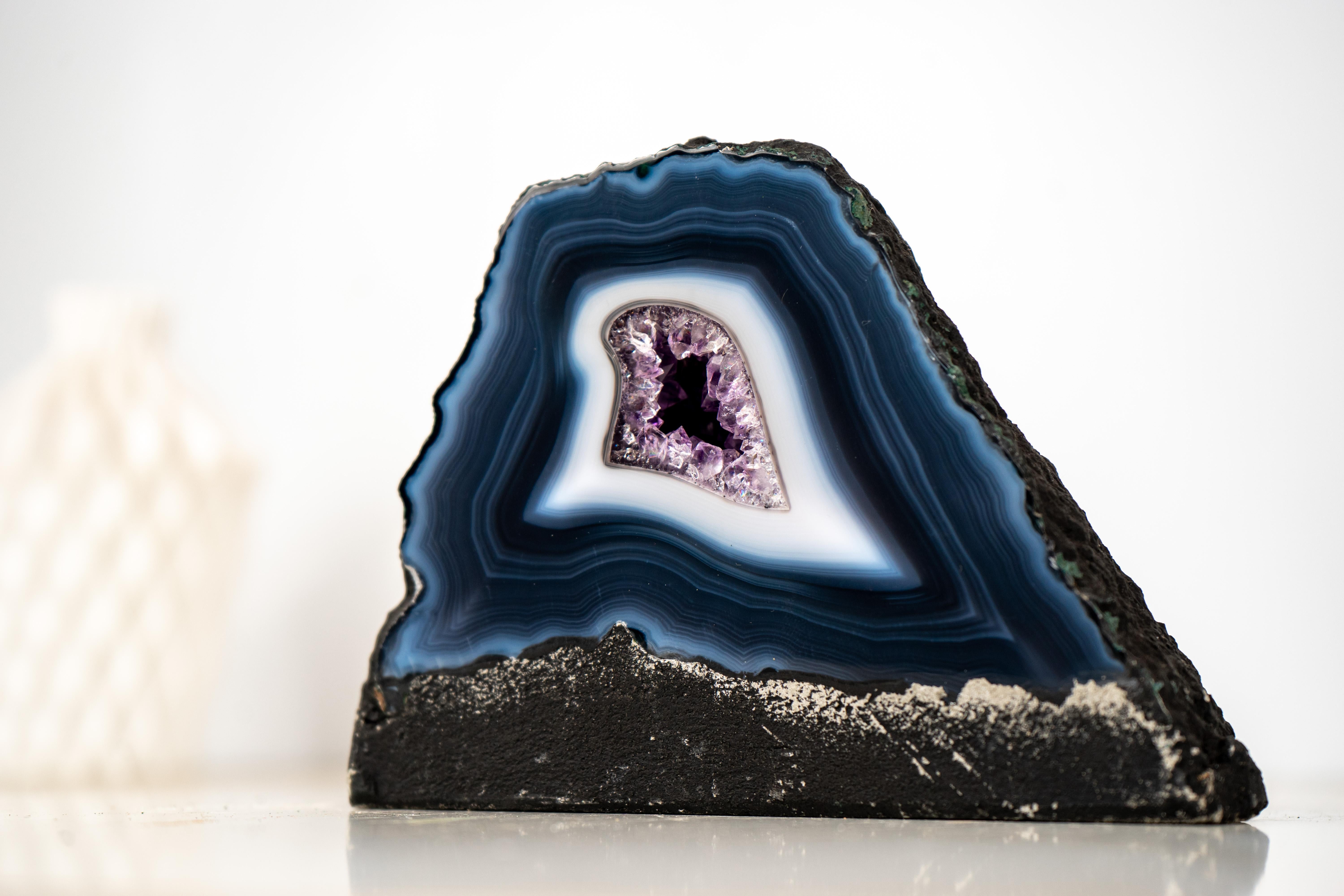 Pequeña Geoda Natural de Ágata Encaje Azul Oscuro con Bandas de Ágata Azul y Blanca en venta 1