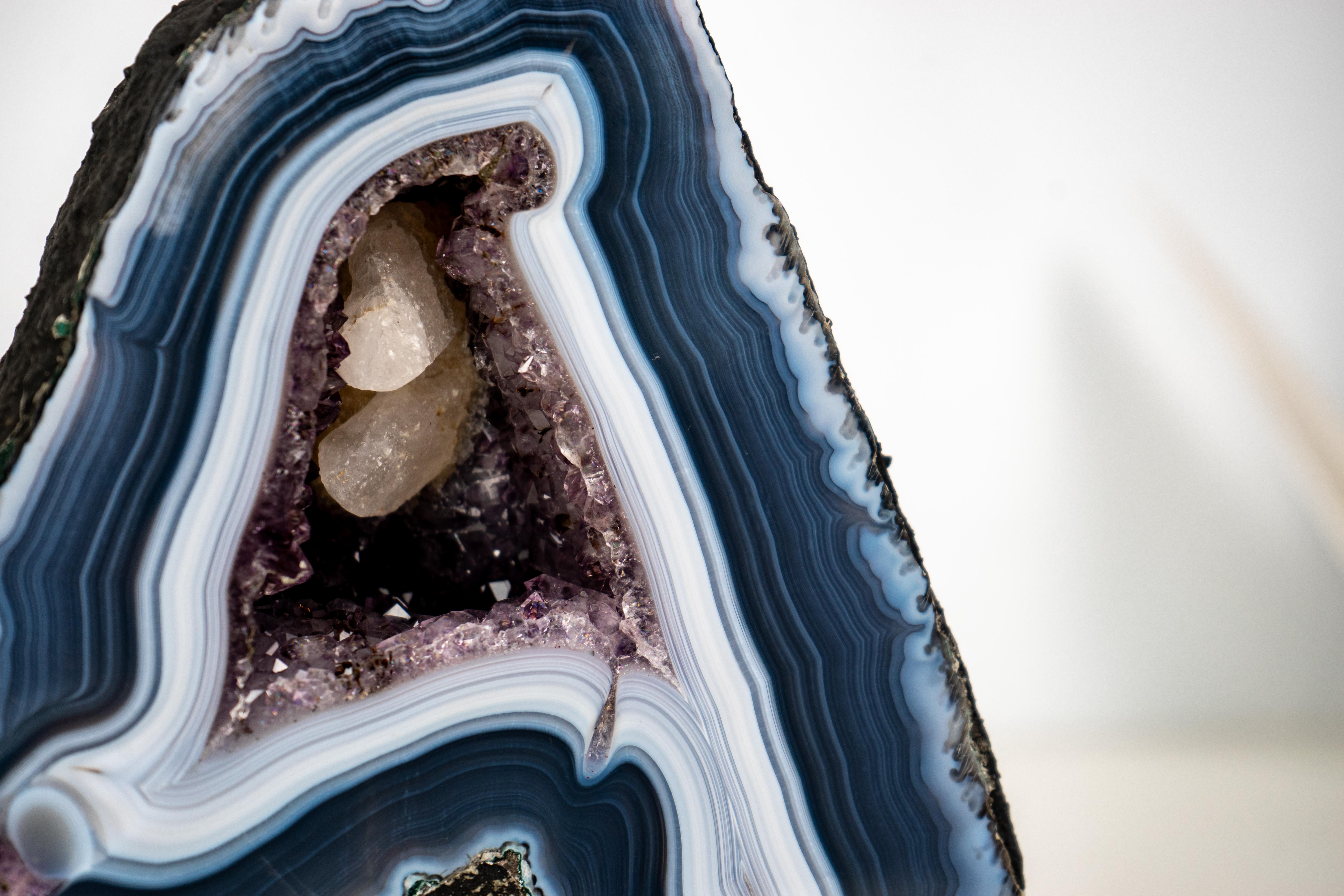 Kleine natürliche dunkelblaue Spitzenachat-Geode mit blauen und weißen Achatbändern im Angebot 1
