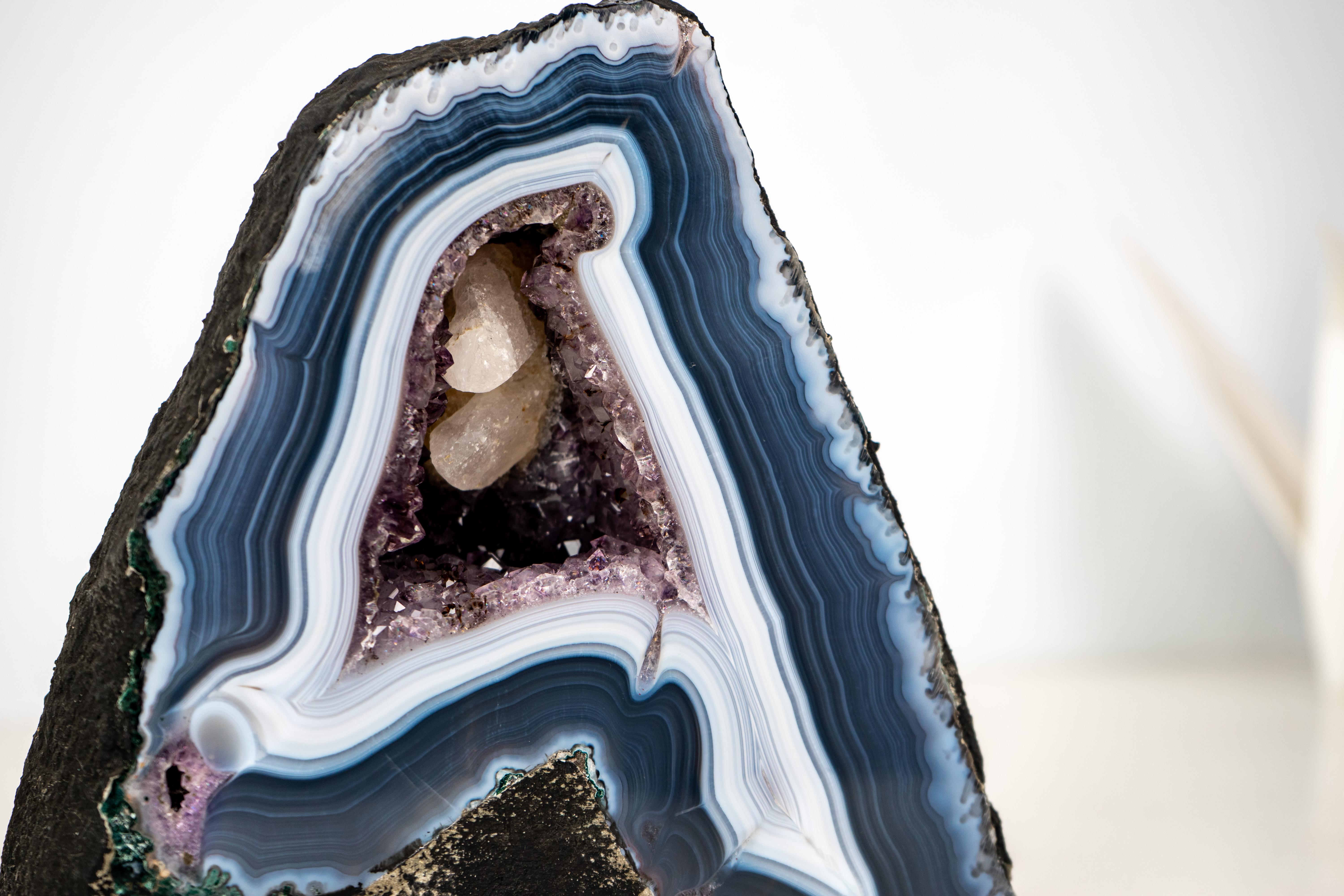 Kleine natürliche dunkelblaue Spitzenachat-Geode mit blauen und weißen Achatbändern im Angebot 2