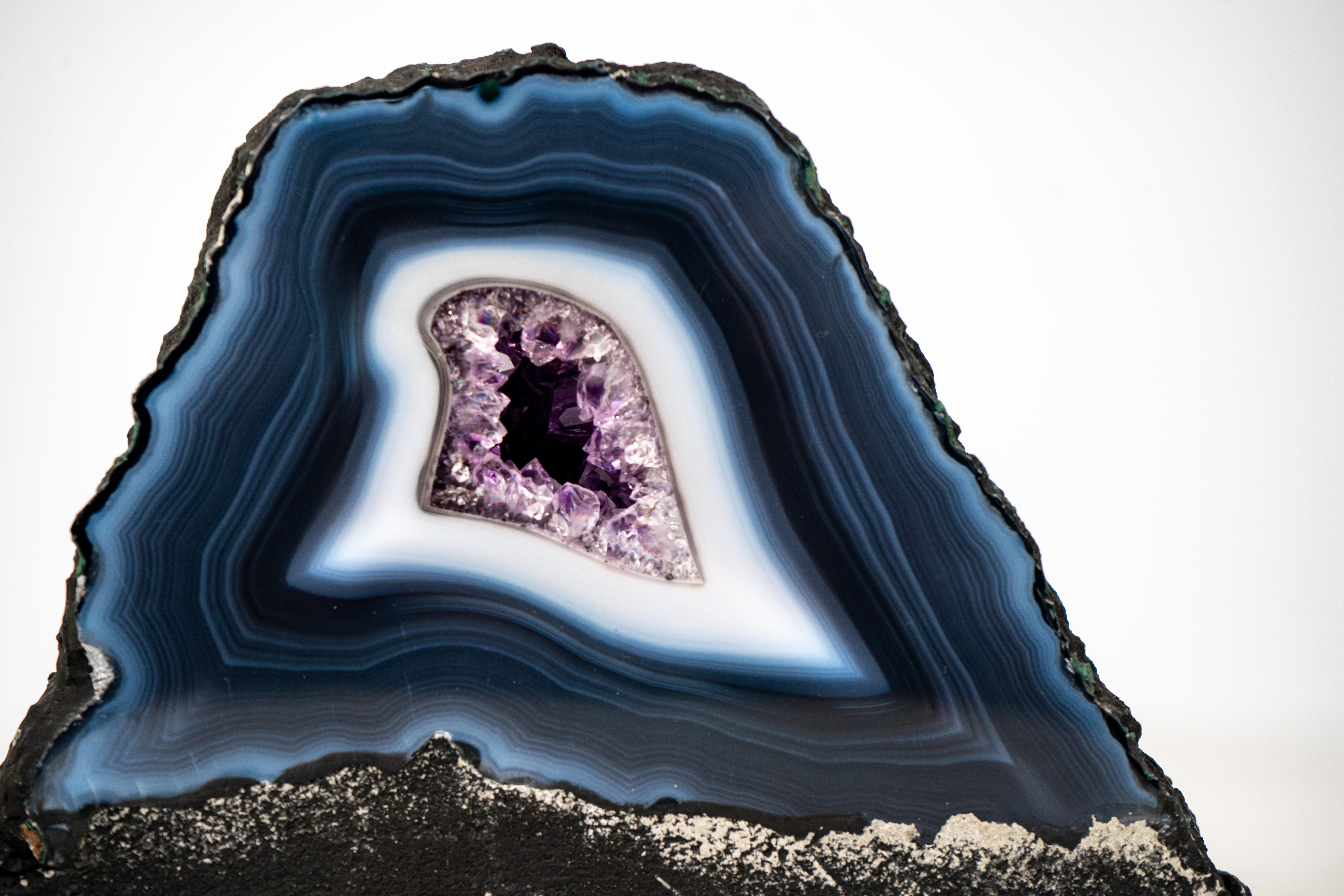 Pequeña Geoda Natural de Ágata Encaje Azul Oscuro con Bandas de Ágata Azul y Blanca en venta 3