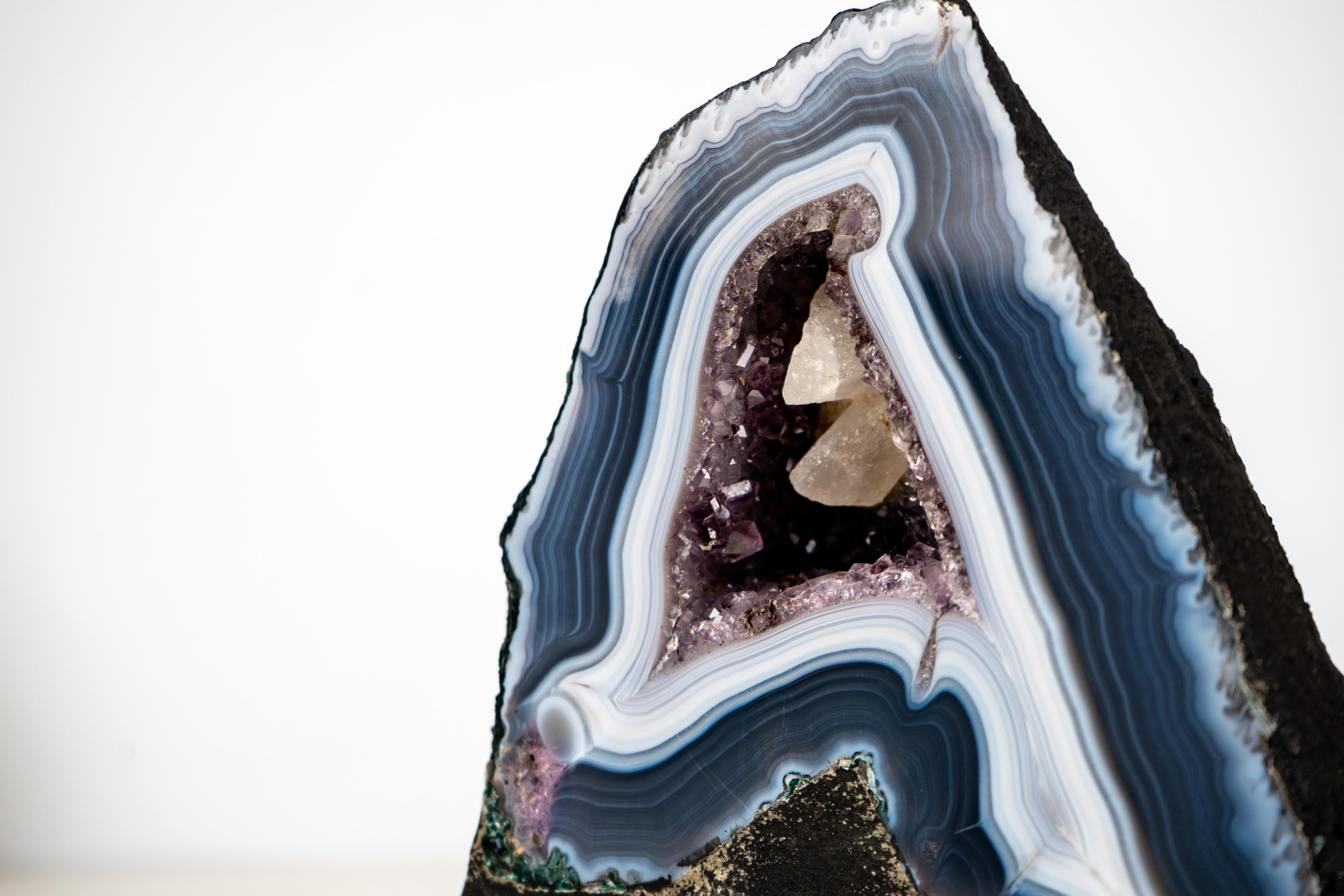Kleine natürliche dunkelblaue Spitzenachat-Geode mit blauen und weißen Achatbändern im Angebot 3