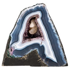 Pequeña Geoda Natural de Ágata Encaje Azul Oscuro con Bandas de Ágata Azul y Blanca