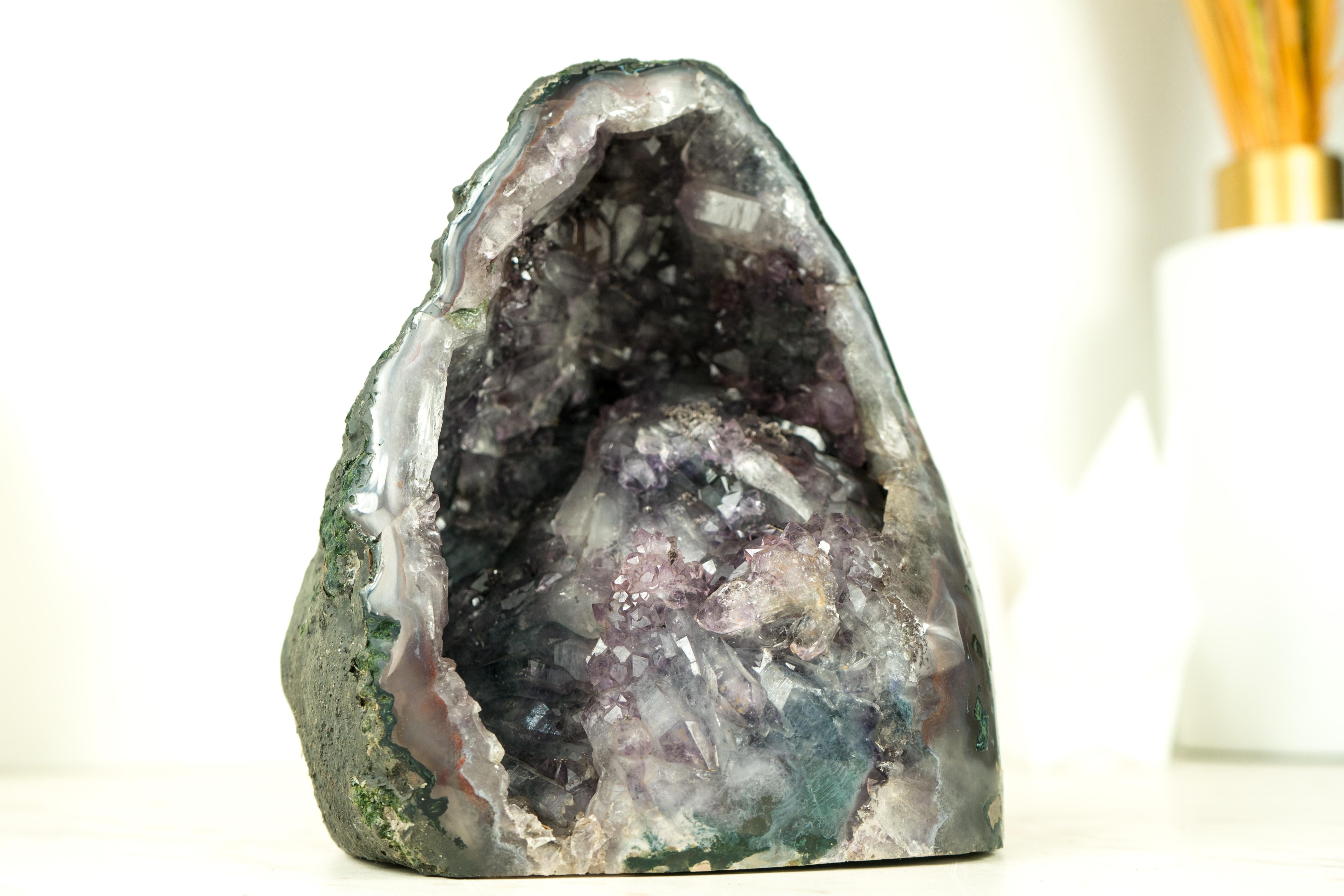 Piccolo geode di ametista Nature Purple con fiore, perfetto come decorazione d'accento in vendita 4