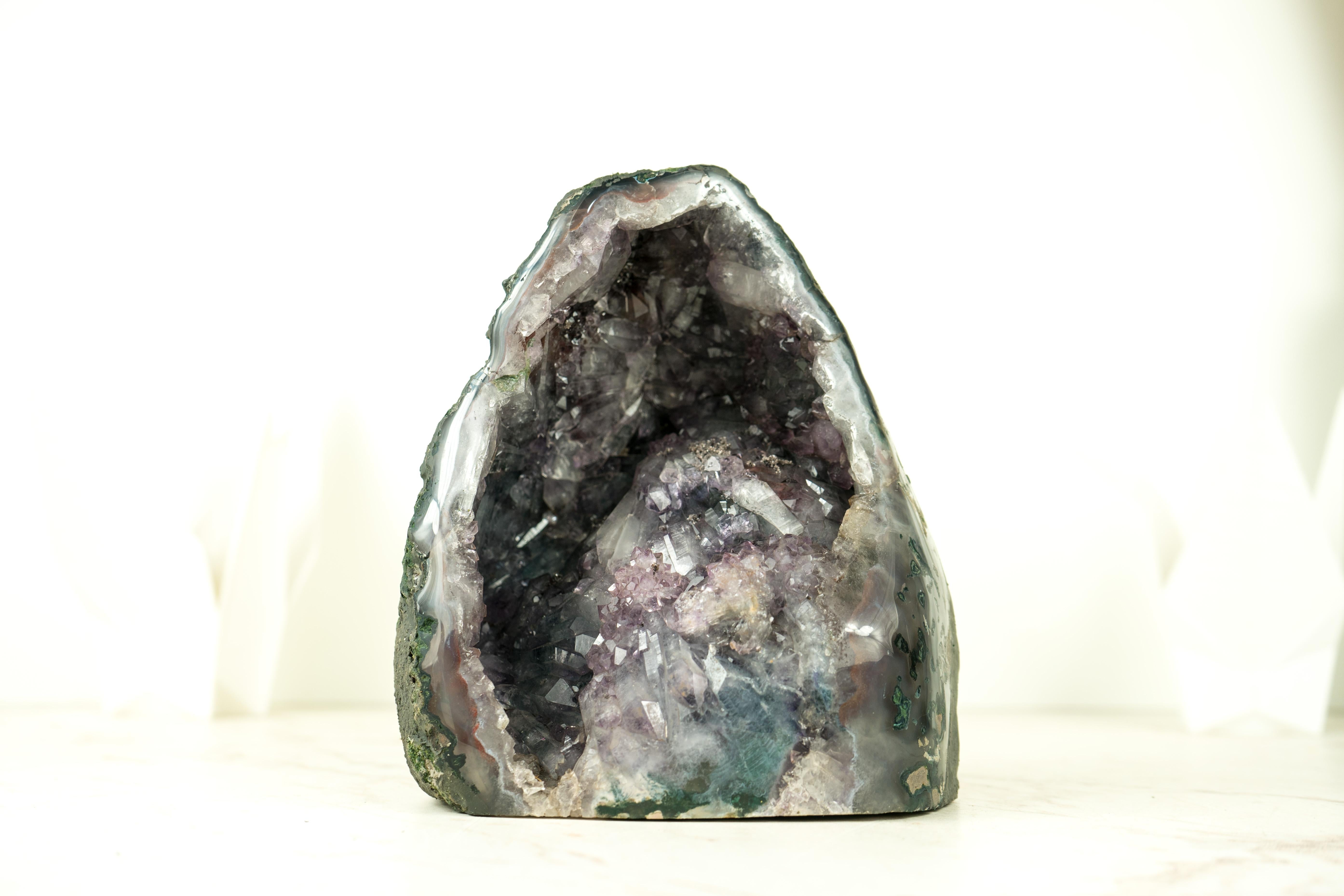 Piccolo geode di ametista Nature Purple con fiore, perfetto come decorazione d'accento in vendita 5