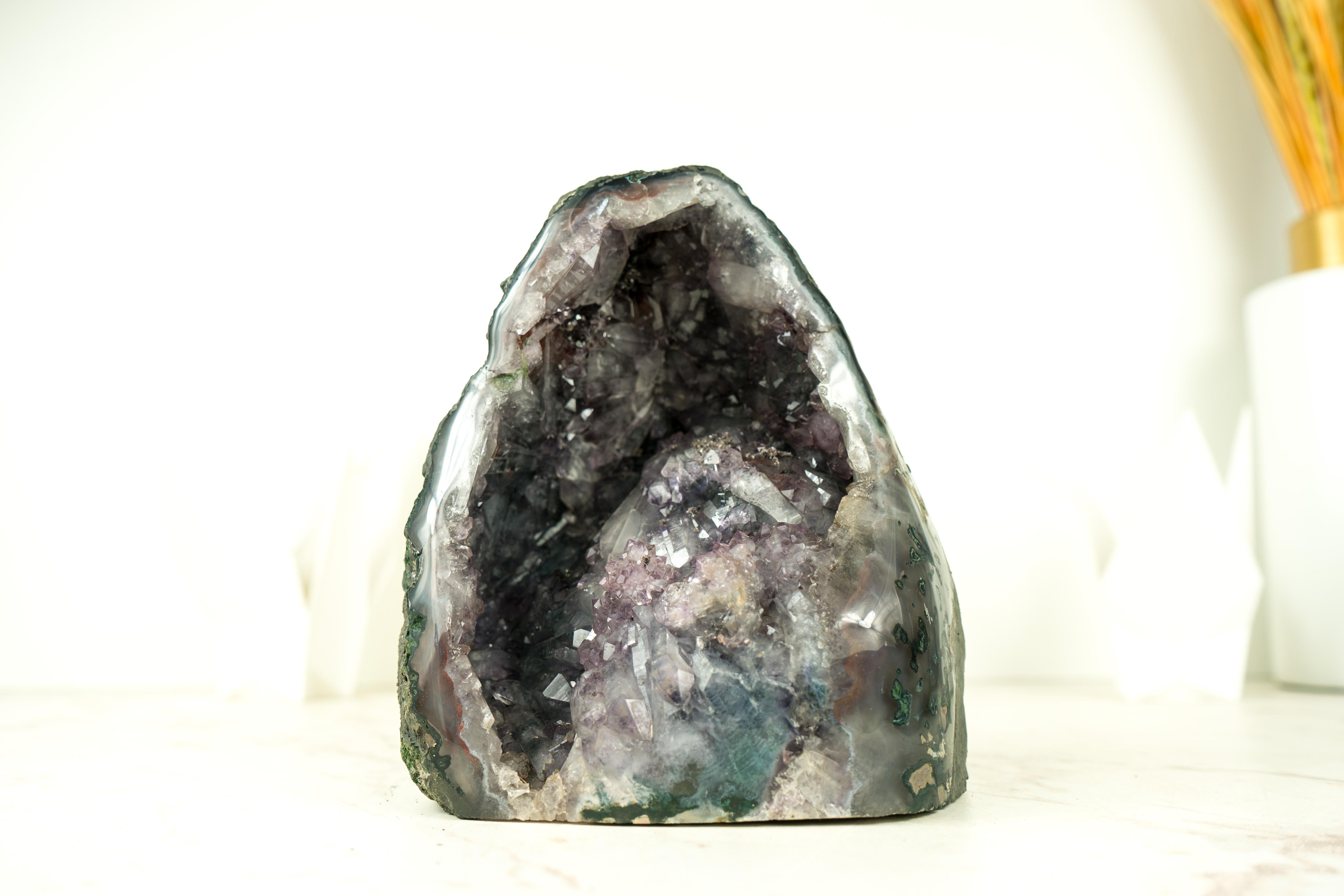 Brasiliano Piccolo geode di ametista Nature Purple con fiore, perfetto come decorazione d'accento in vendita