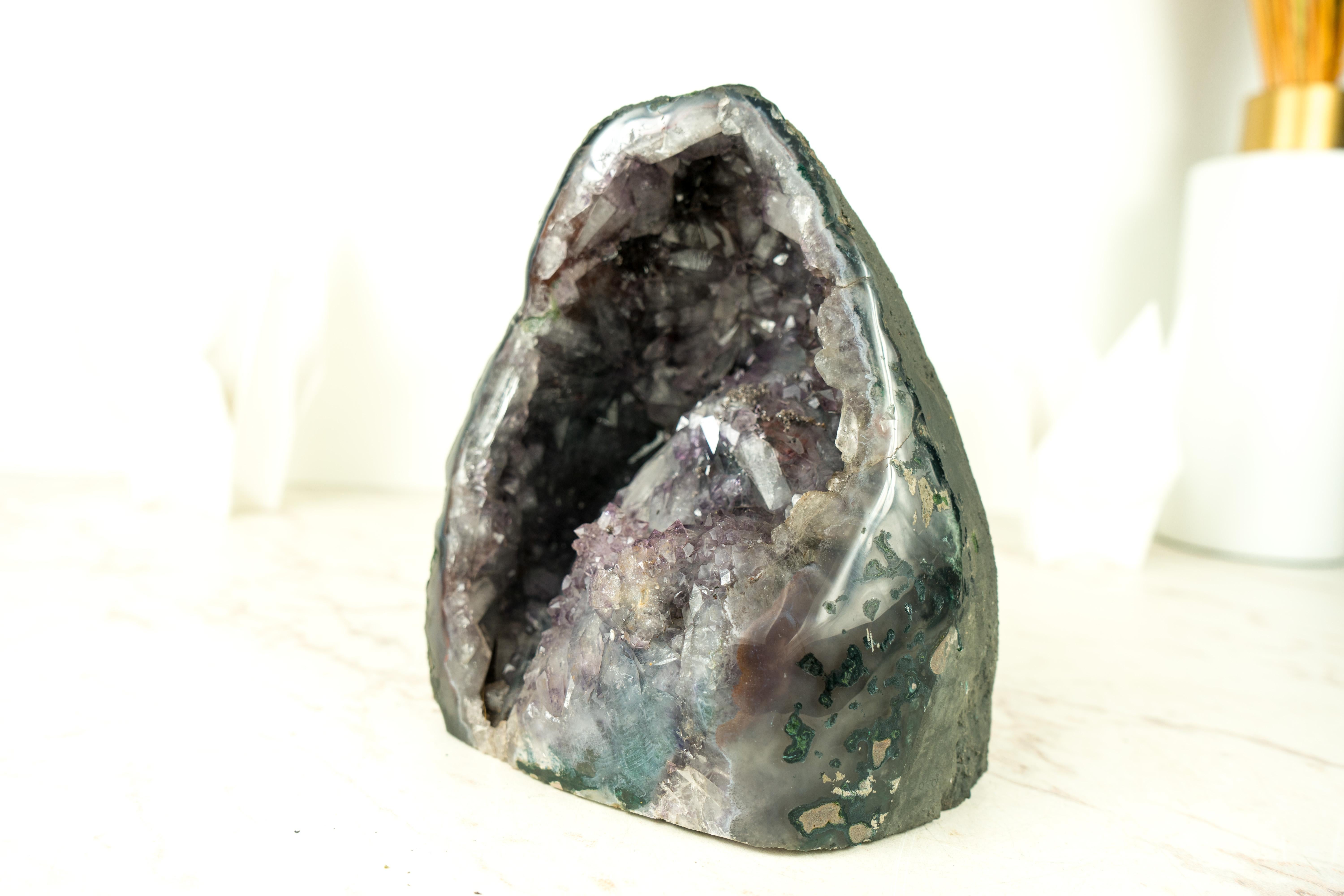 Small Natural Purple Amethyst Geode with Flower, Perfect as An Accent Decor In New Condition For Sale In Ametista Do Sul, BR