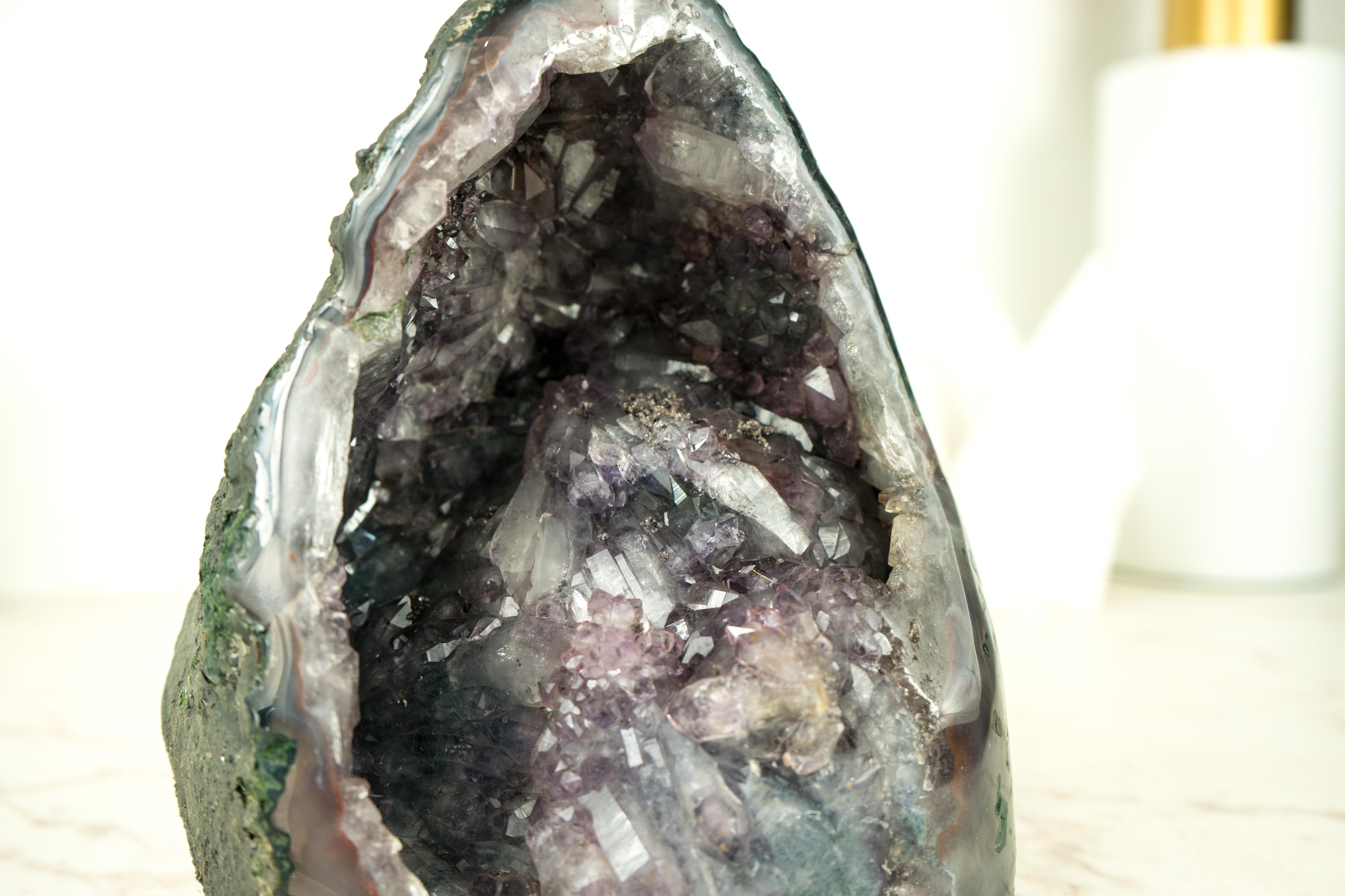 Piccolo geode di ametista Nature Purple con fiore, perfetto come decorazione d'accento in vendita 3