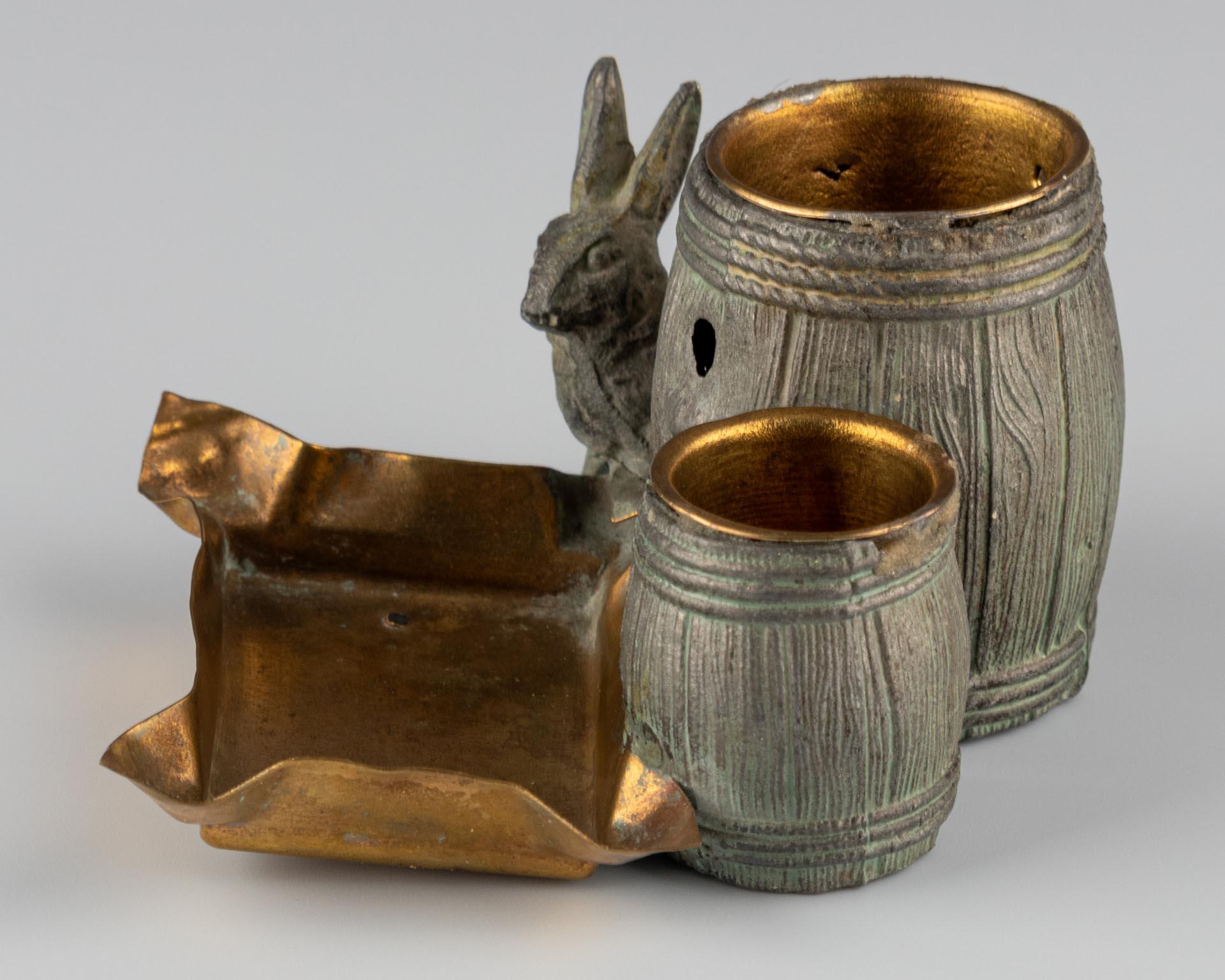 Small naturalistic desk set with rabbit and barrels made of patinated metal In Good Condition For Sale In Greven, DE