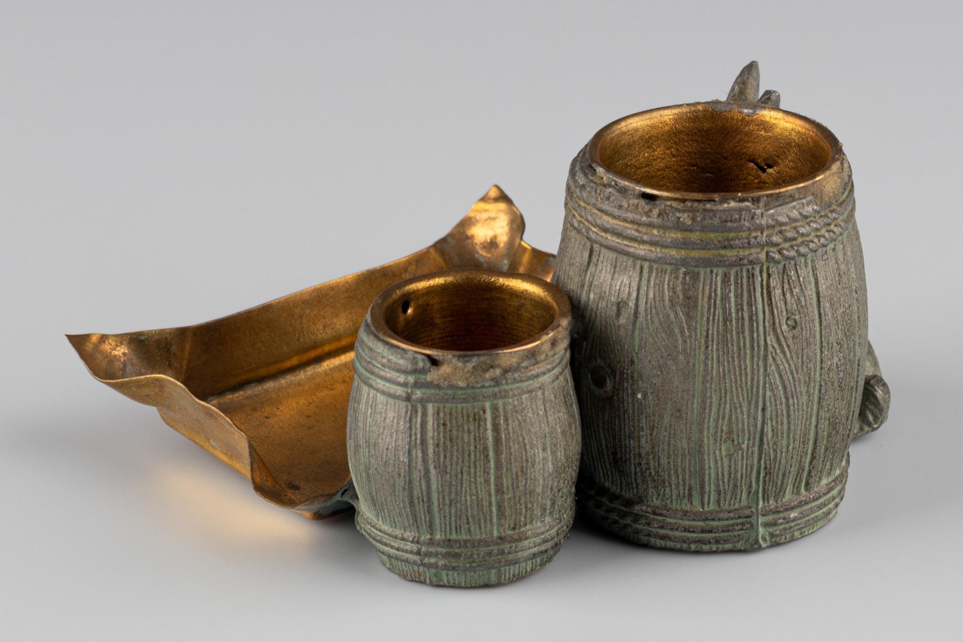 19th Century Small naturalistic desk set with rabbit and barrels made of patinated metal For Sale