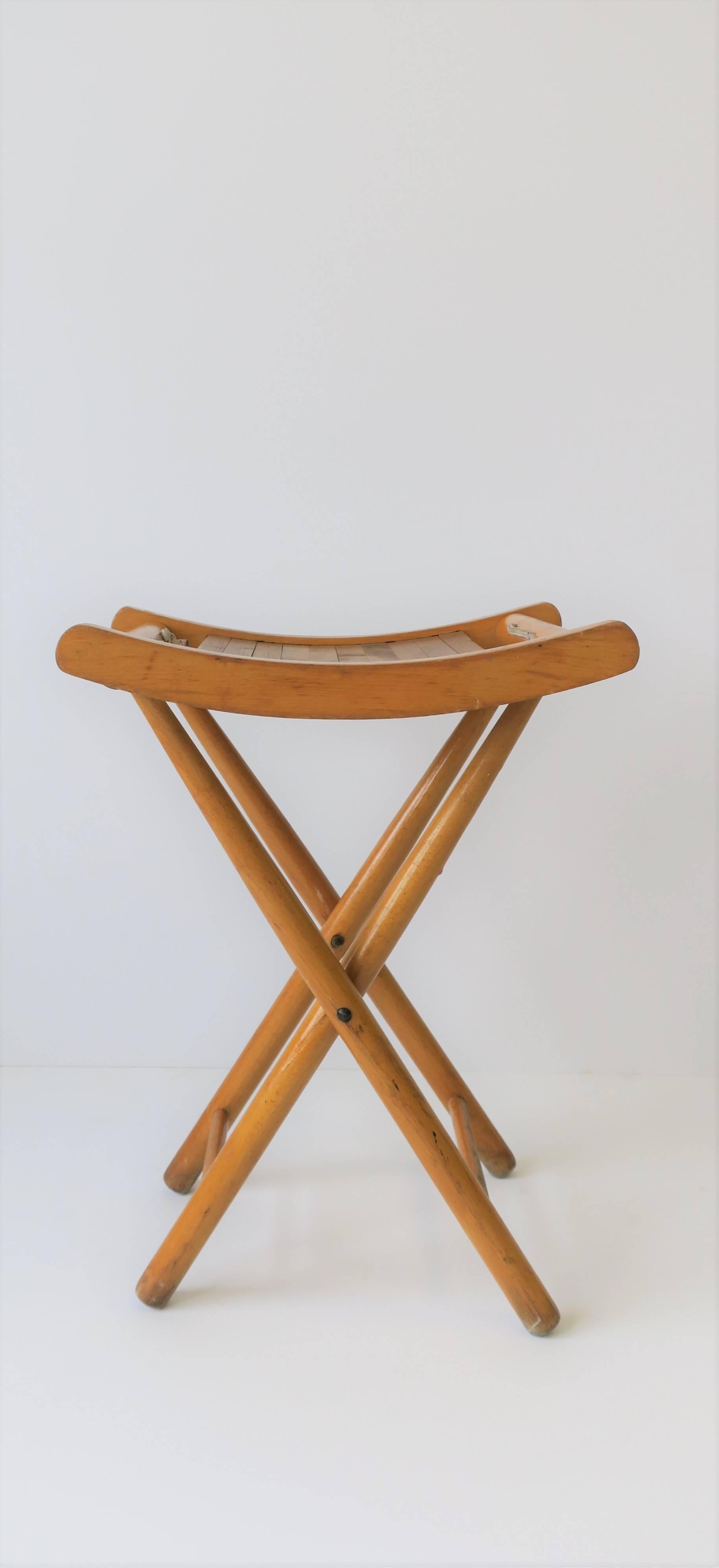 Nautical Blonde Wood Folding Stool or Bench In Good Condition In New York, NY