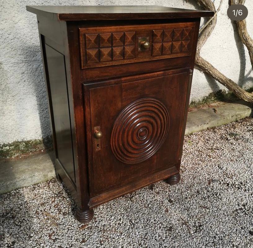 Incantevole piccolo mobile neoregionalista in Oak, ispirato allo stile di Victor Courtray. Questo pezzo raro combina l'artigianato tradizionale con un'estetica senza tempo, perfetta per aggiungere un tocco di eleganza alla tua casa e incarnare