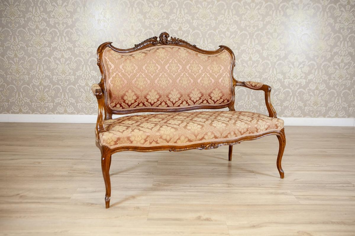 Sofá pequeño de nogal de estilo renacimiento rococó, años 30

Sofá neorococó de dos plazas del periodo de entreguerras, finamente elaborado, que exhibe la elegancia ornamental típica del renacimiento rococó. El sofá tiene un armazón de madera maciza
