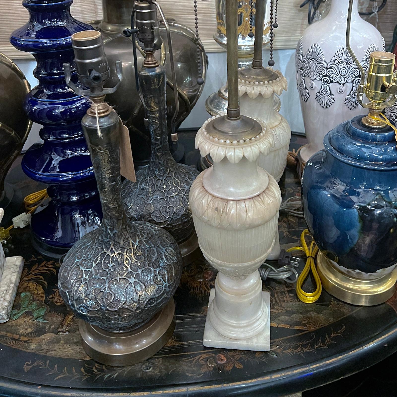 Pequeñas lámparas de mesa neoclásicas de alabastro en Bueno estado para la venta en New York, NY