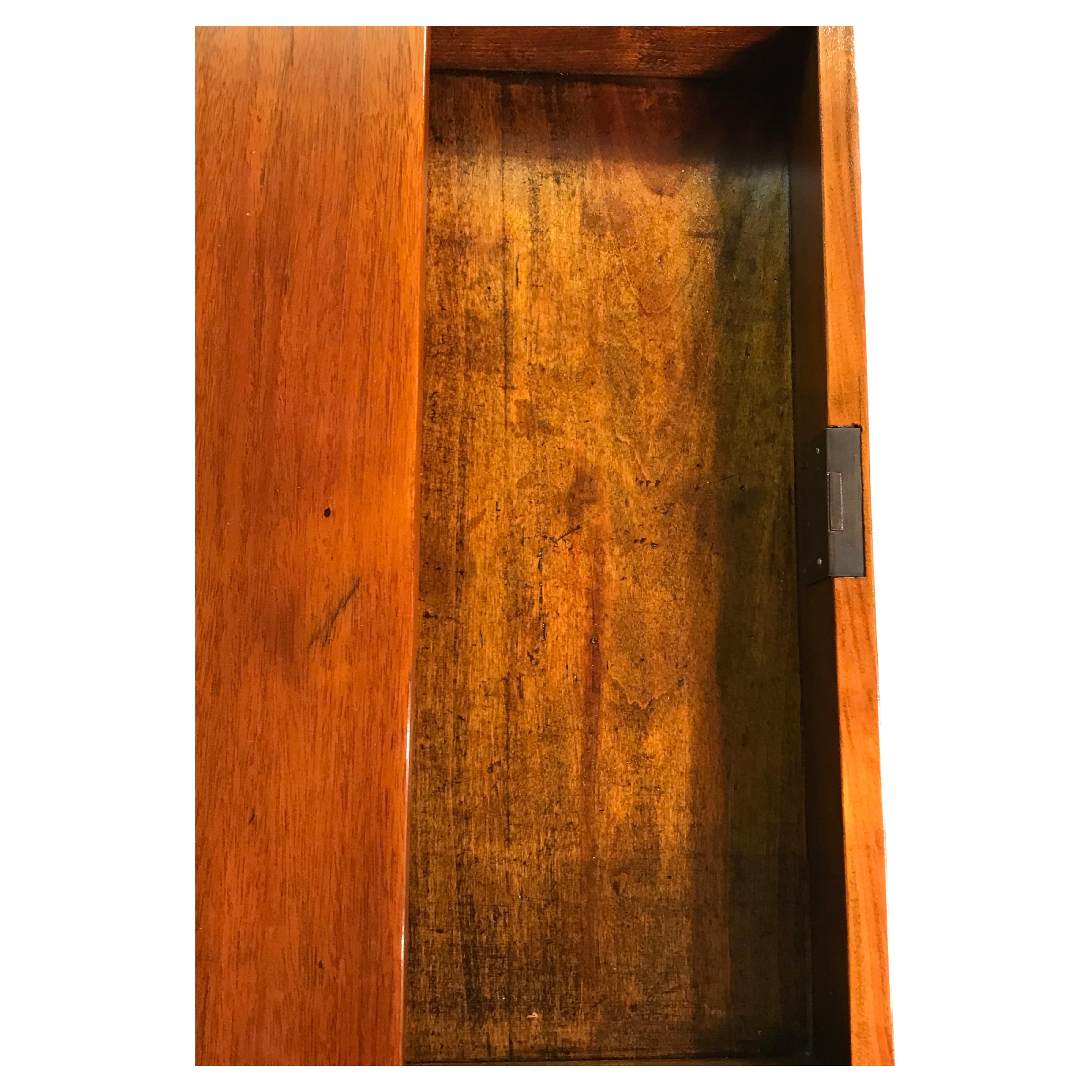 Dieser kleine neoklassizistische Schreibtisch oder Beistelltisch stammt aus der Zeit um 1810-20. Der rechteckige Tisch hat eine Schublade. Er hat ein hübsches Mahagoni-Furnier und ist zusätzlich mit geometrischen, eingelegten Messingbändern