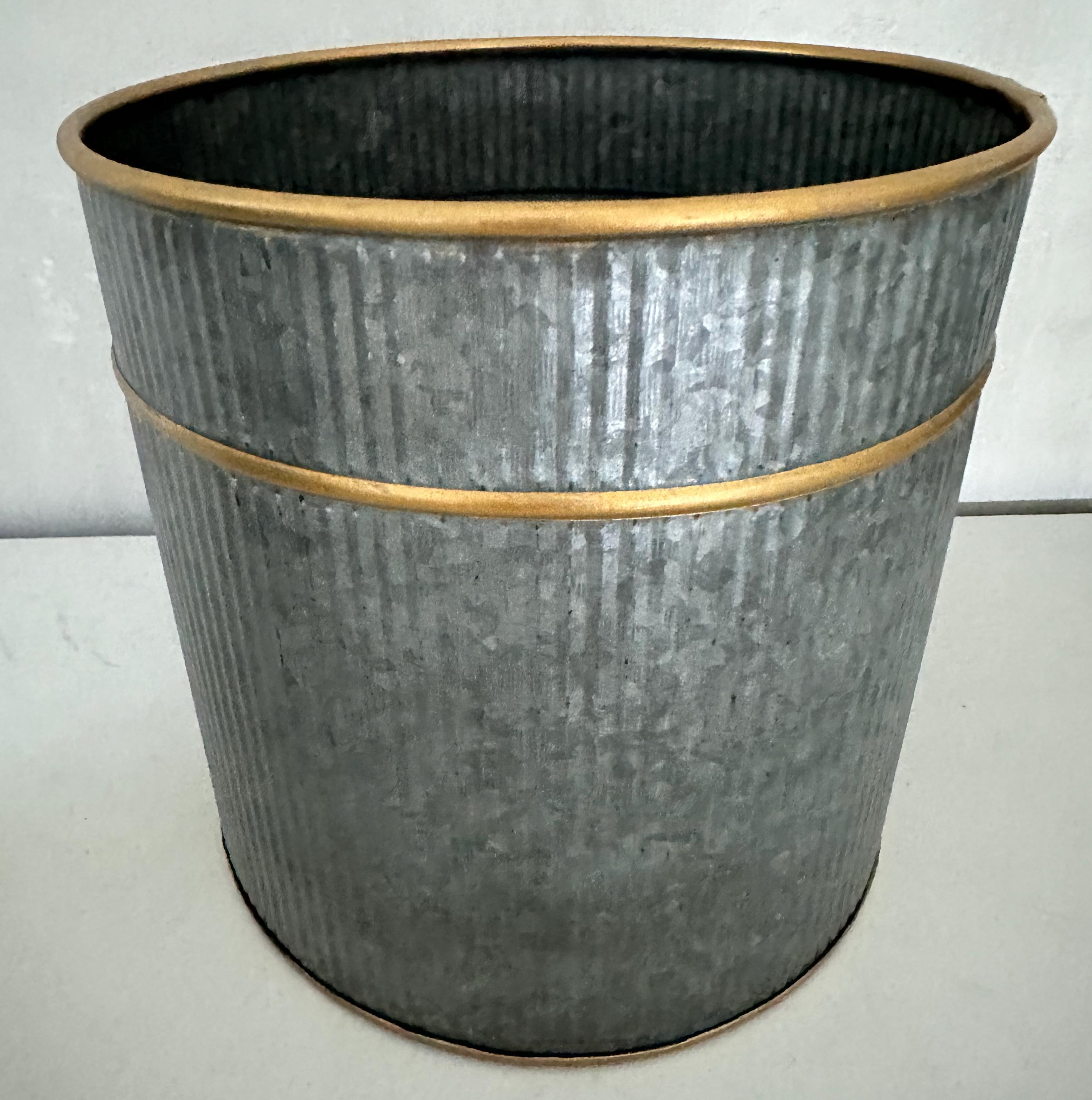 Neoklassizistischer vergoldeter Metall-Wasserkorb mit vergoldetem Akzent (Hollywood Regency) im Angebot