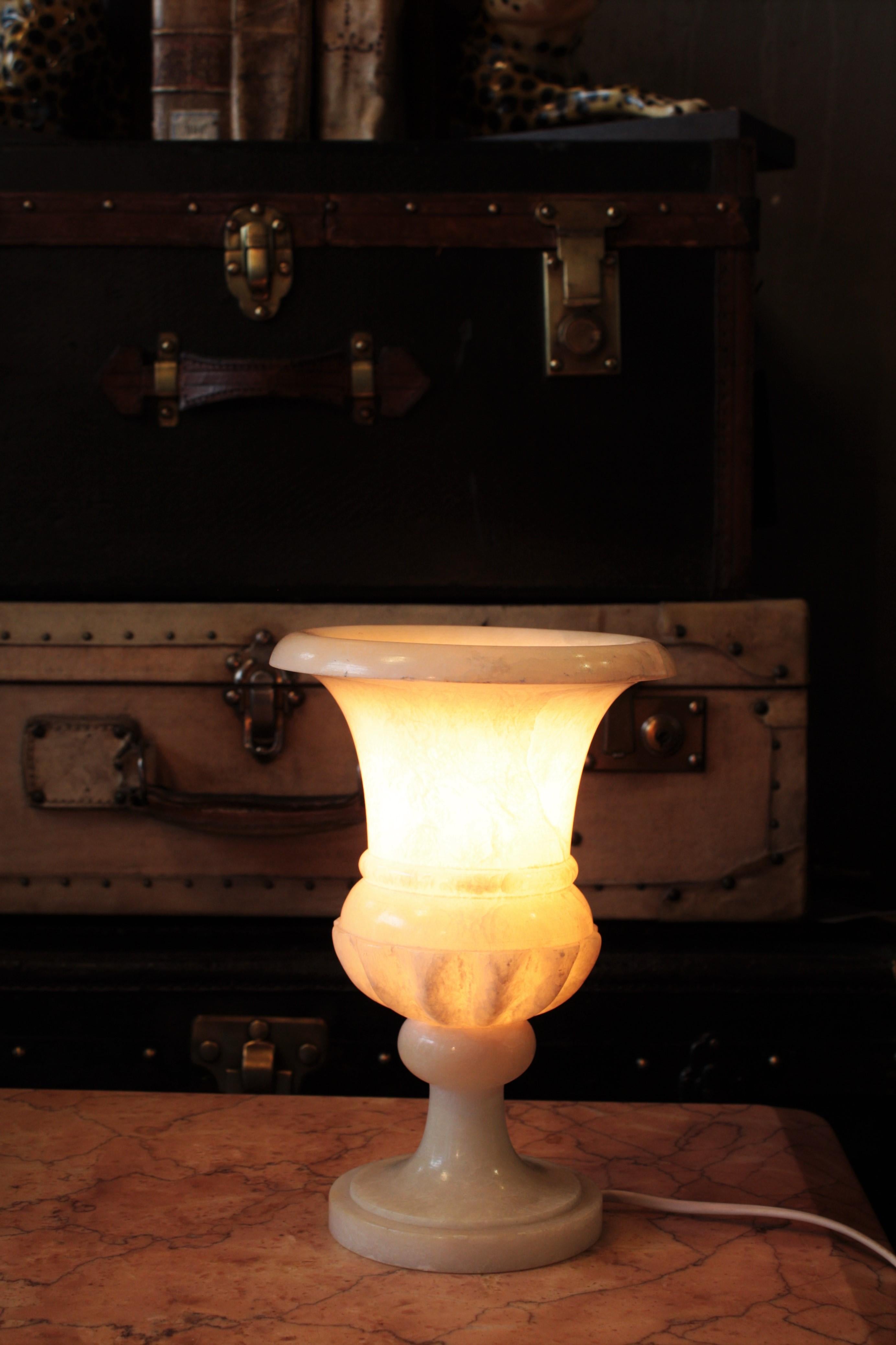 Charming Art Deco period neoclassical style alabaster small urn table lamp. Spain, 1930s.
Elegant and classical design and highly decorative effect when lit.
Lovely placed alone or with other alabaster urn table lamps creating a charming light