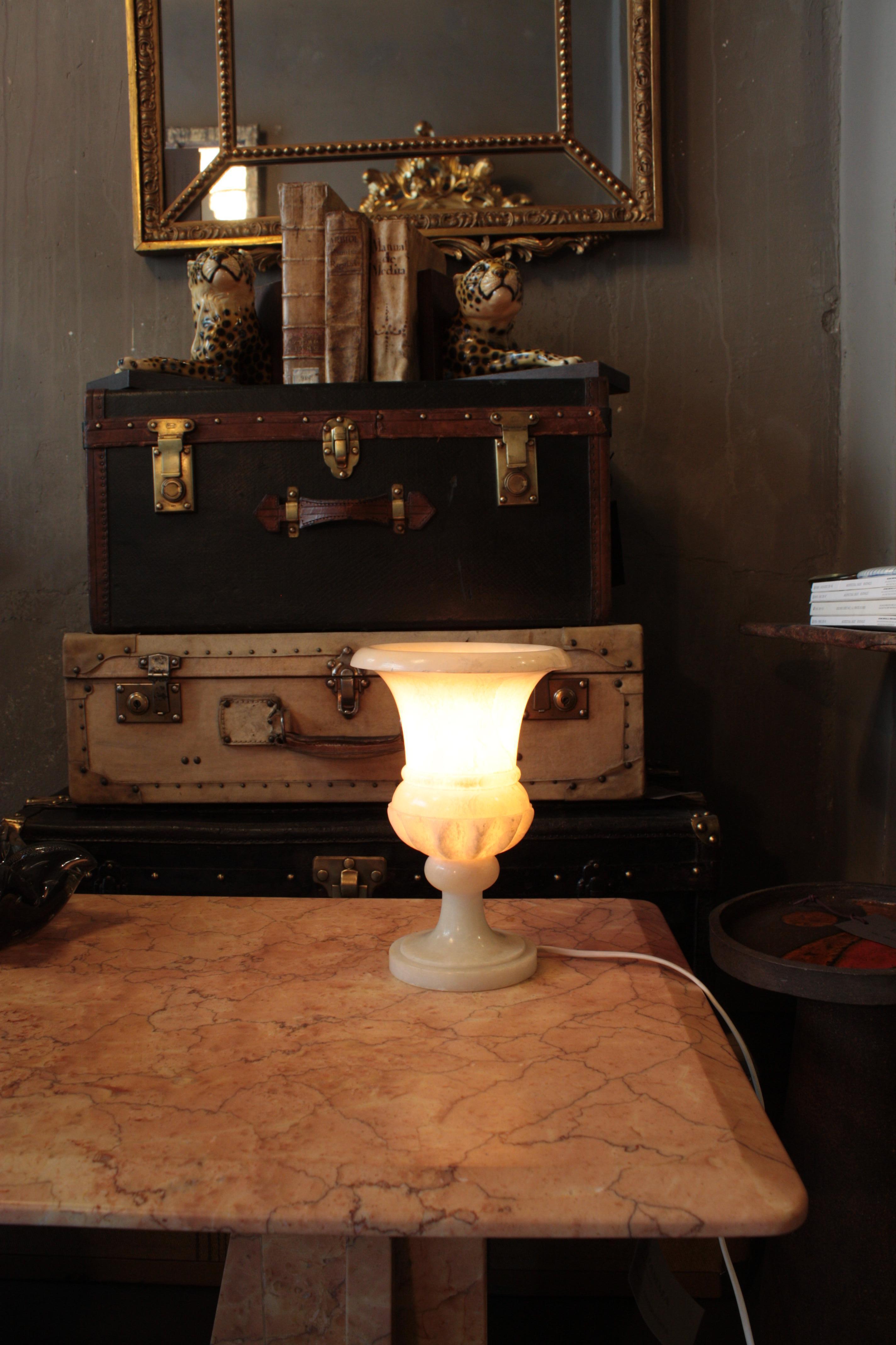 Spanish Neoclassical Style Alabaster Urn Table Lamp, 1930s In Good Condition For Sale In Barcelona, ES