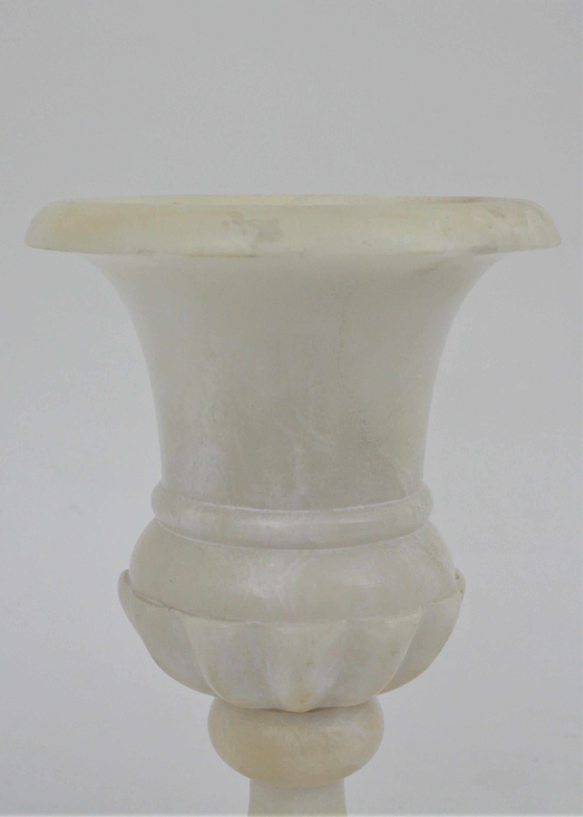 Spanish Neoclassical Style Alabaster Urn Table Lamp, 1930s For Sale 1