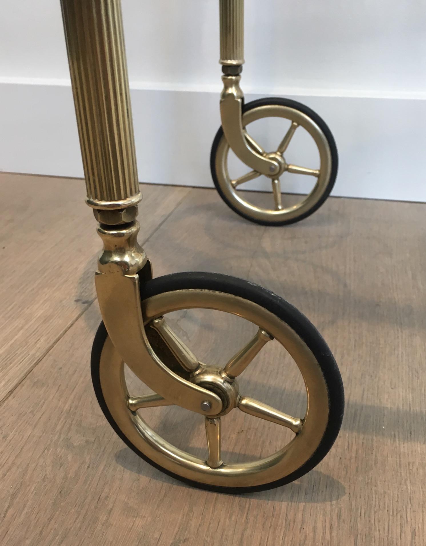 Piccolo carrello da bar ovale in ottone in stile neoclassico con doppio piano estraibile di in vendita 3