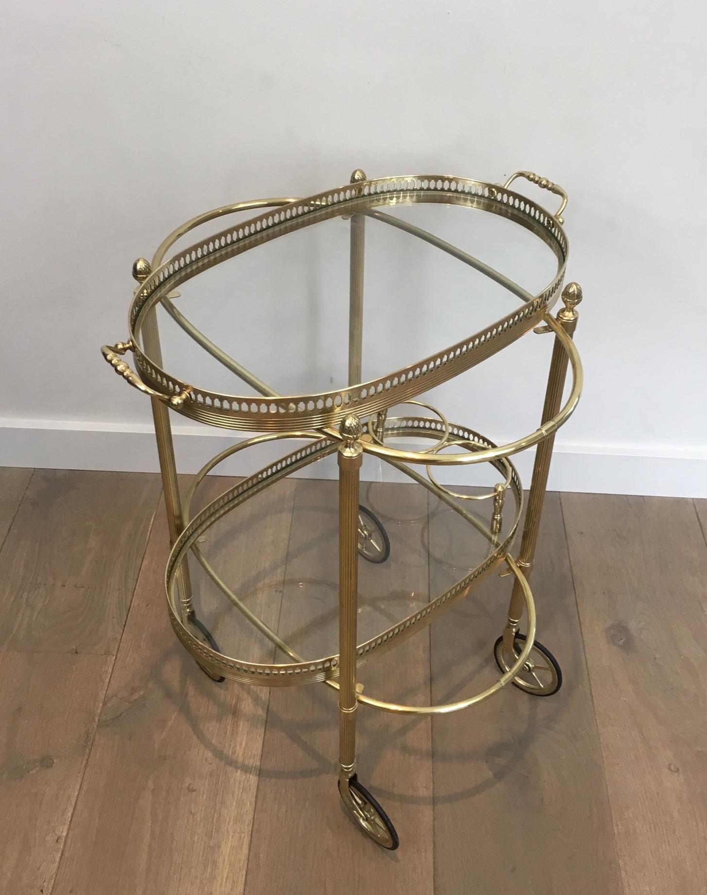 Neoclassico Piccolo carrello da bar ovale in ottone in stile neoclassico con doppio piano estraibile di in vendita