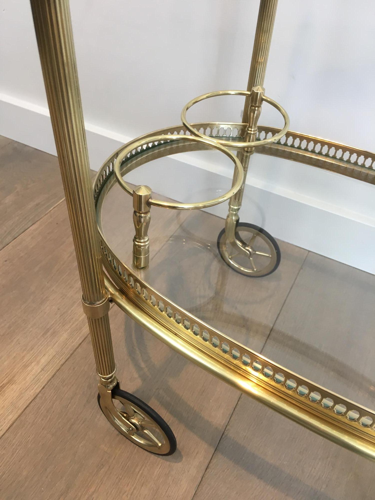 Metà XX secolo Piccolo carrello da bar ovale in ottone in stile neoclassico con doppio piano estraibile di in vendita