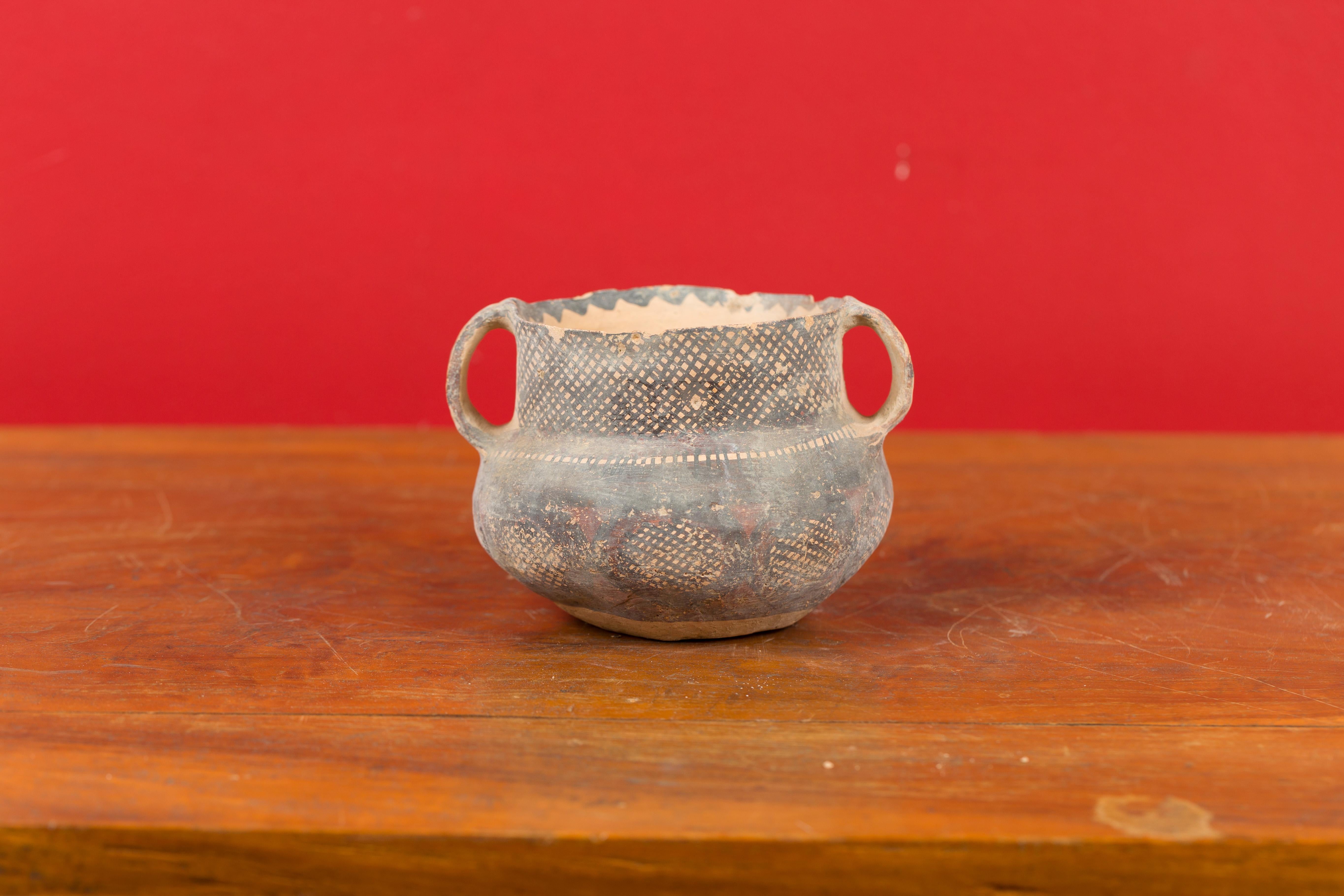 Chinois Petite poterie néolithique en terre cuite à décor géométrique noir et double poignée en vente