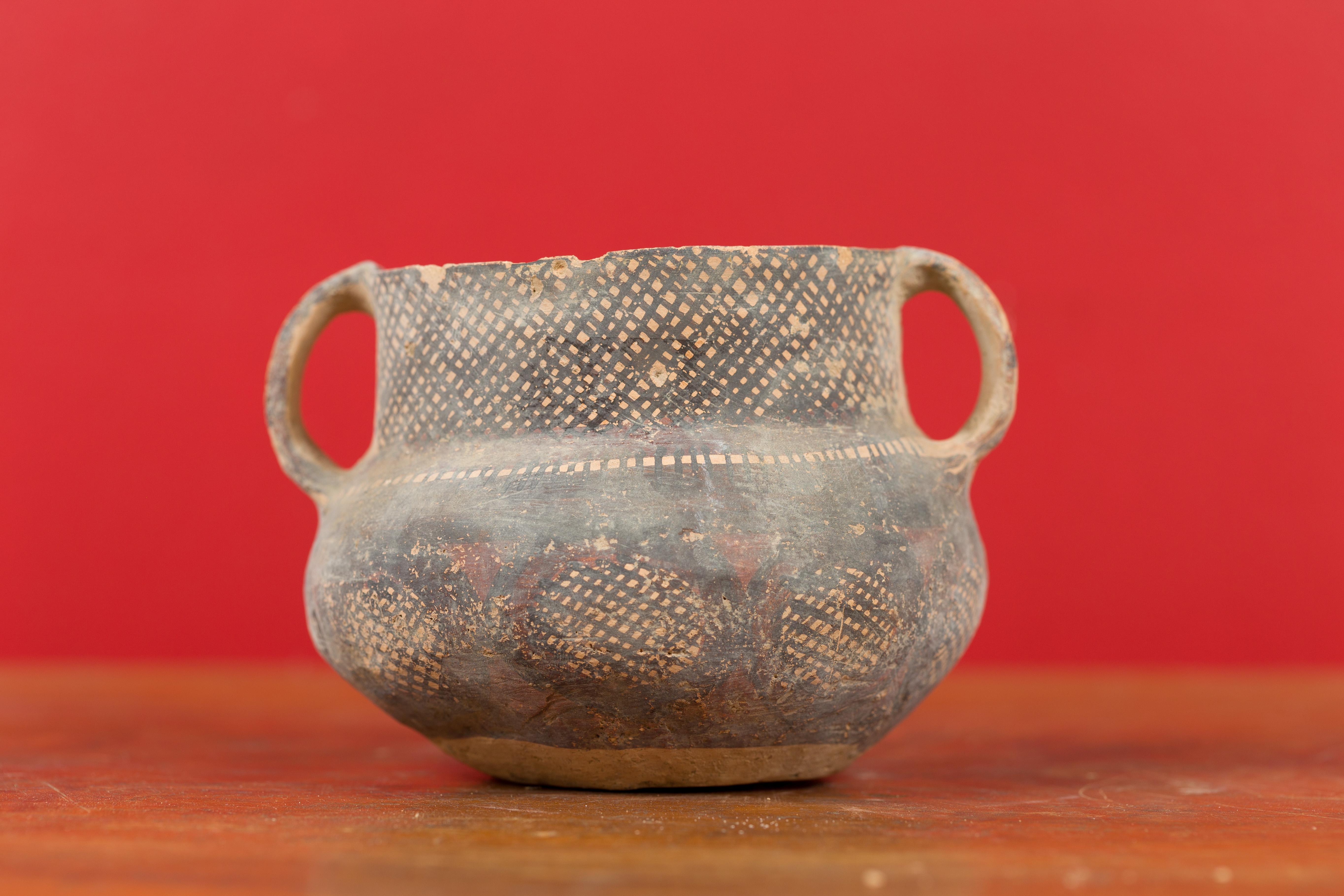 Poteries Petite poterie néolithique en terre cuite à décor géométrique noir et double poignée en vente