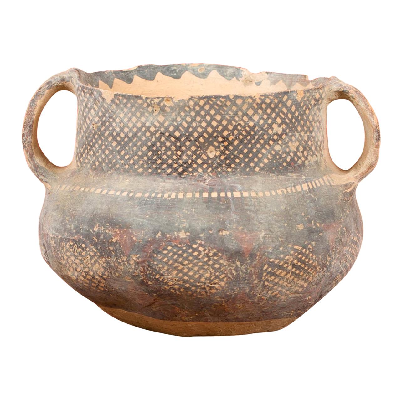 Petite poterie néolithique en terre cuite à décor géométrique noir et double poignée en vente
