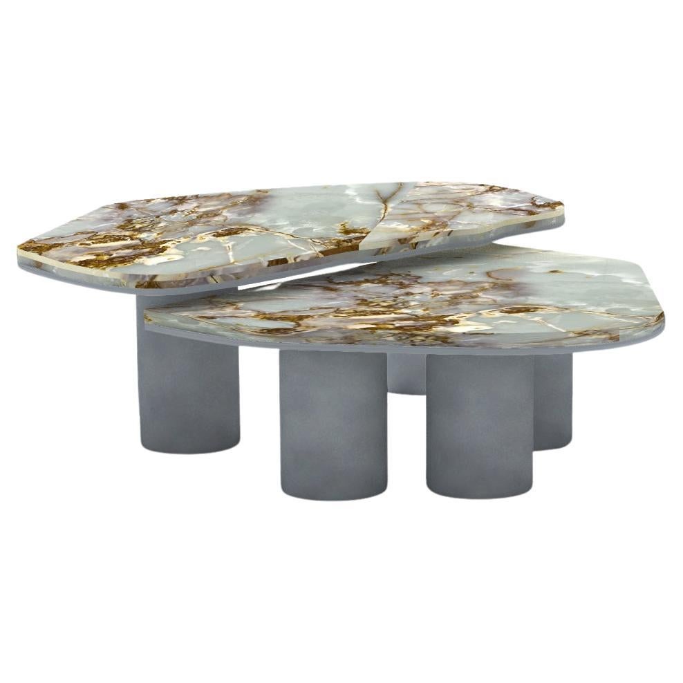 Ein organisch geformtes, verschachteltes Tischset aus zwei Tischen aus grünem Onyx und gebürstetem Aluminium, das verschiedene Konfigurationen zulässt - man kann sie zusammenstellen oder auseinanderziehen, um mehr Platz zu schaffen.

Der größere