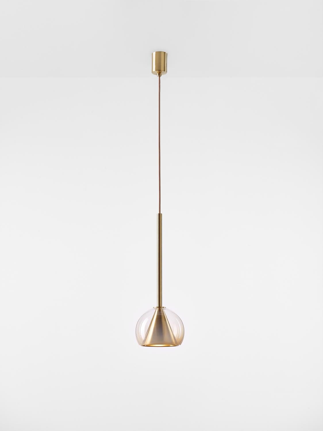 Petite lampe suspendue Kono Neutral Nude par Dechem Studio
Dimensions : D 19 x H 52 cm
Matériaux : laiton, verre.
Également disponible : différentes finitions et couleurs.

Cette collection de luminaires suspendus associe les formes géométriques